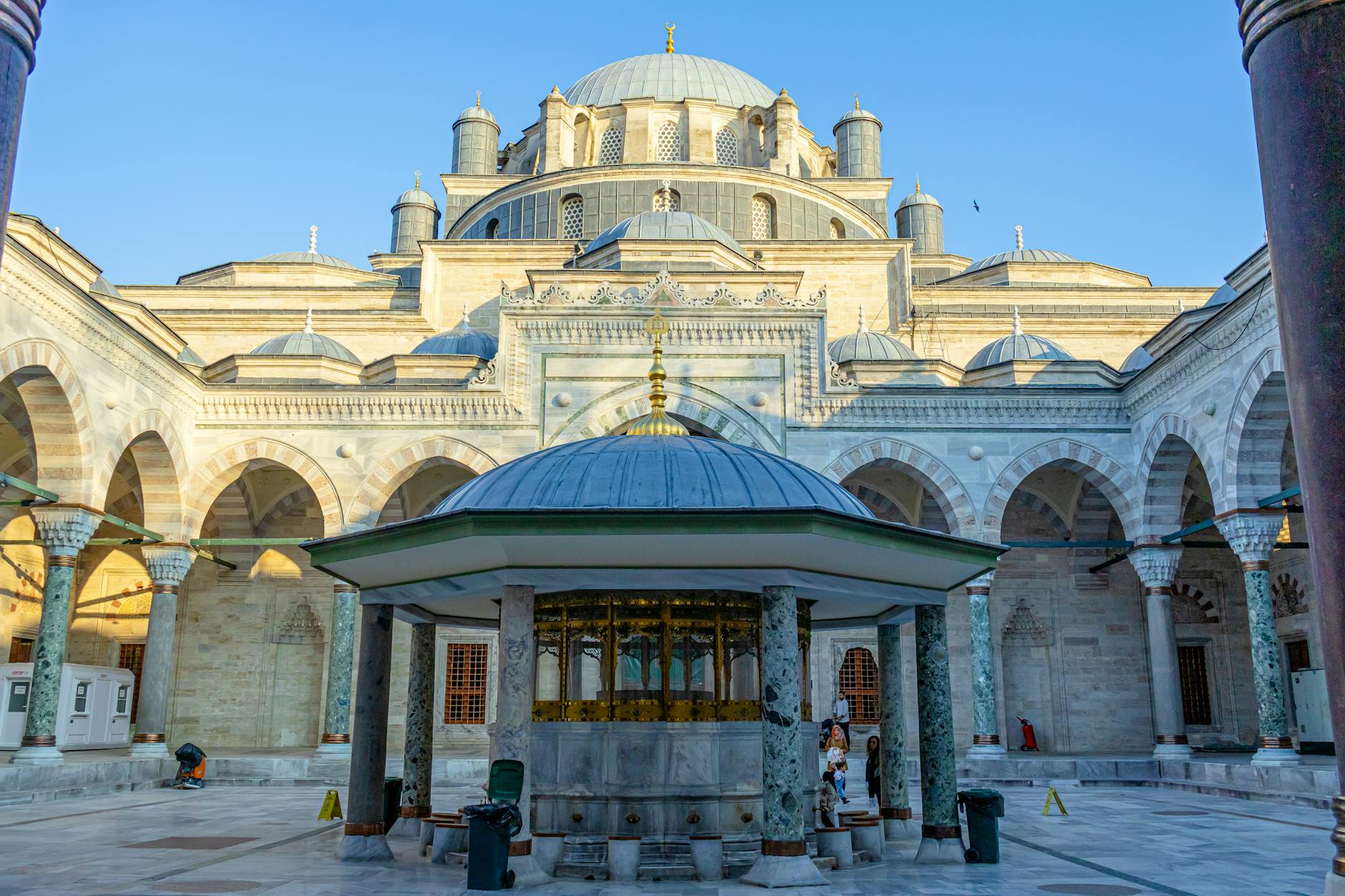 La fontaine d'ablutions au centre de la cour intérieure de la mosquée Beyazıt.