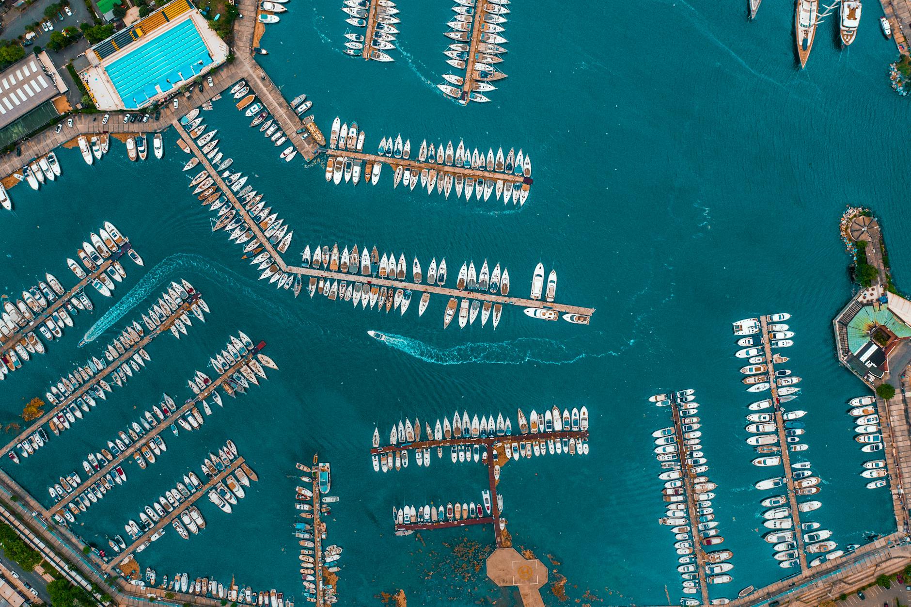 Vue aérienne montrant les centaines de bateaux de la marina de Kalamış.