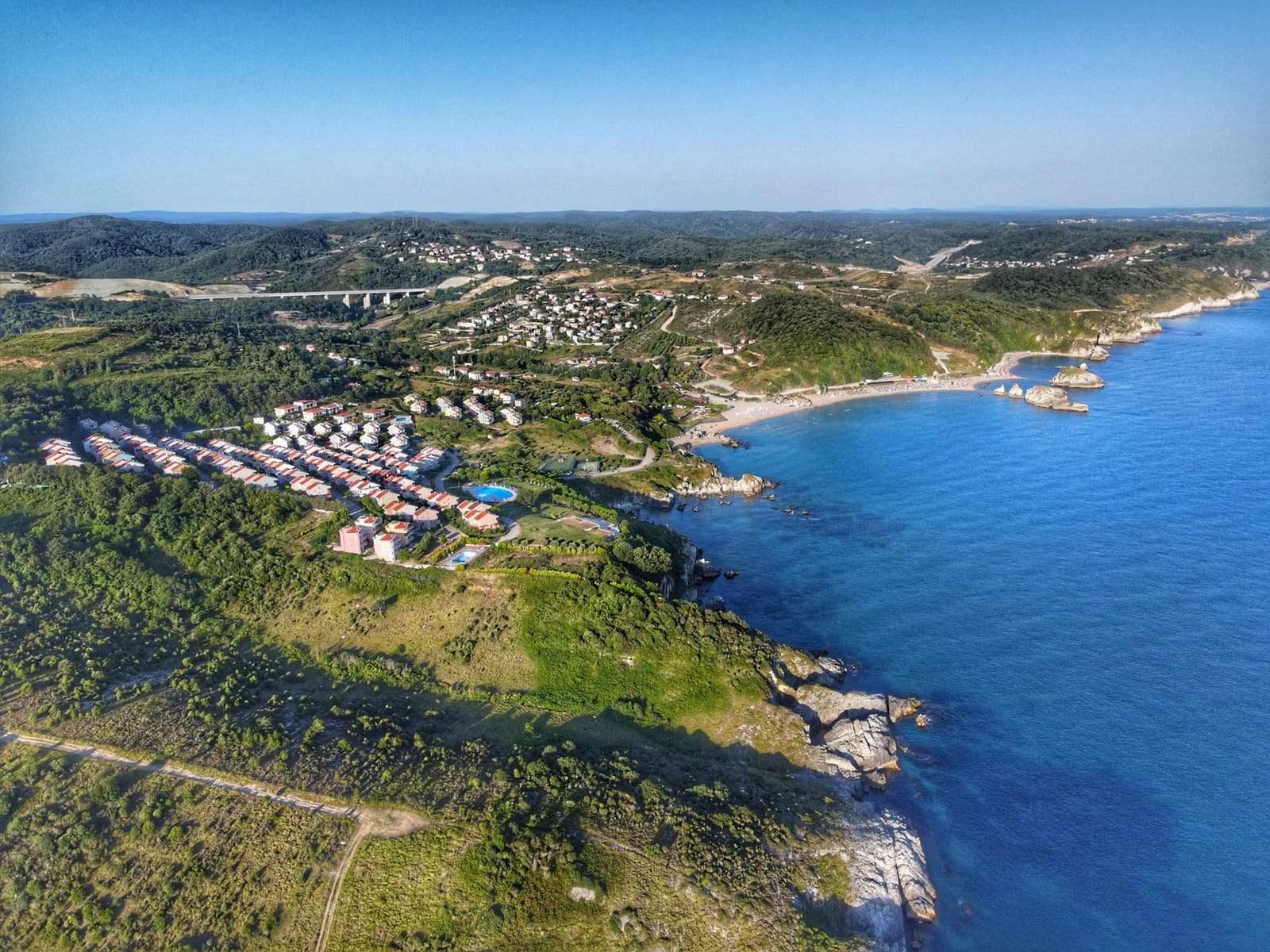 Vue aérienne panoramique du littoral et des plages de Kilyos en mer Noire.