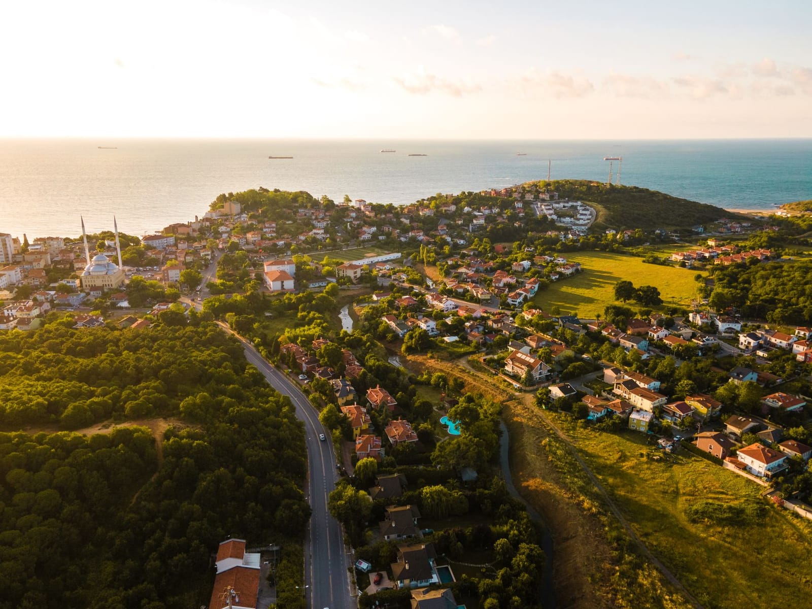 Vue aérienne du village côtier de Kilyos au bord de la mer Noire.