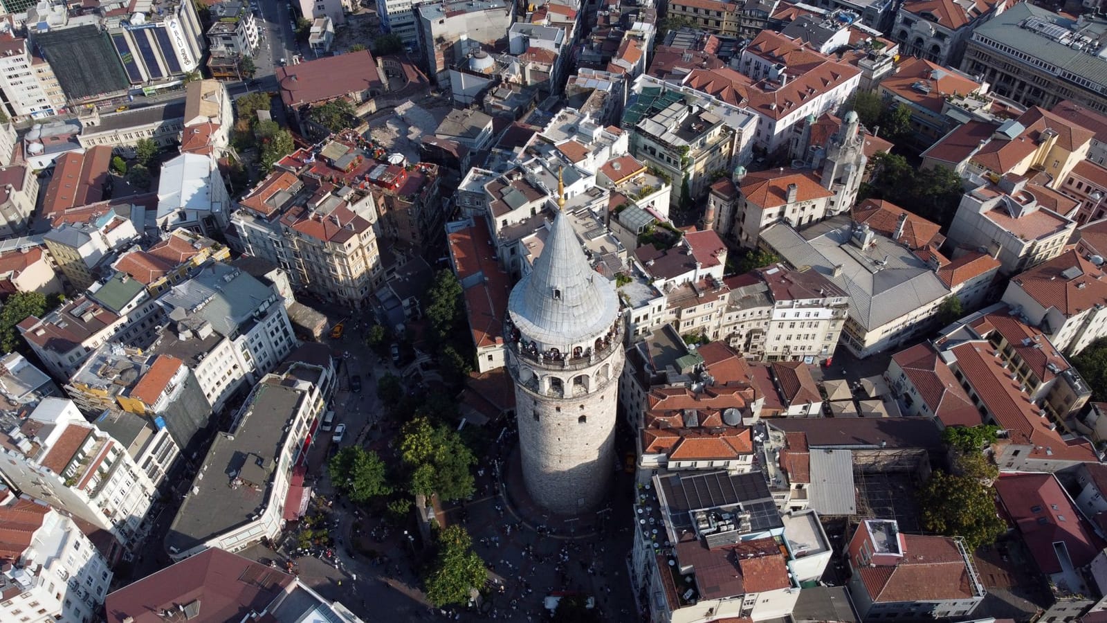 Vue aérienne plongeante sur la tour de Galata et ses environs.