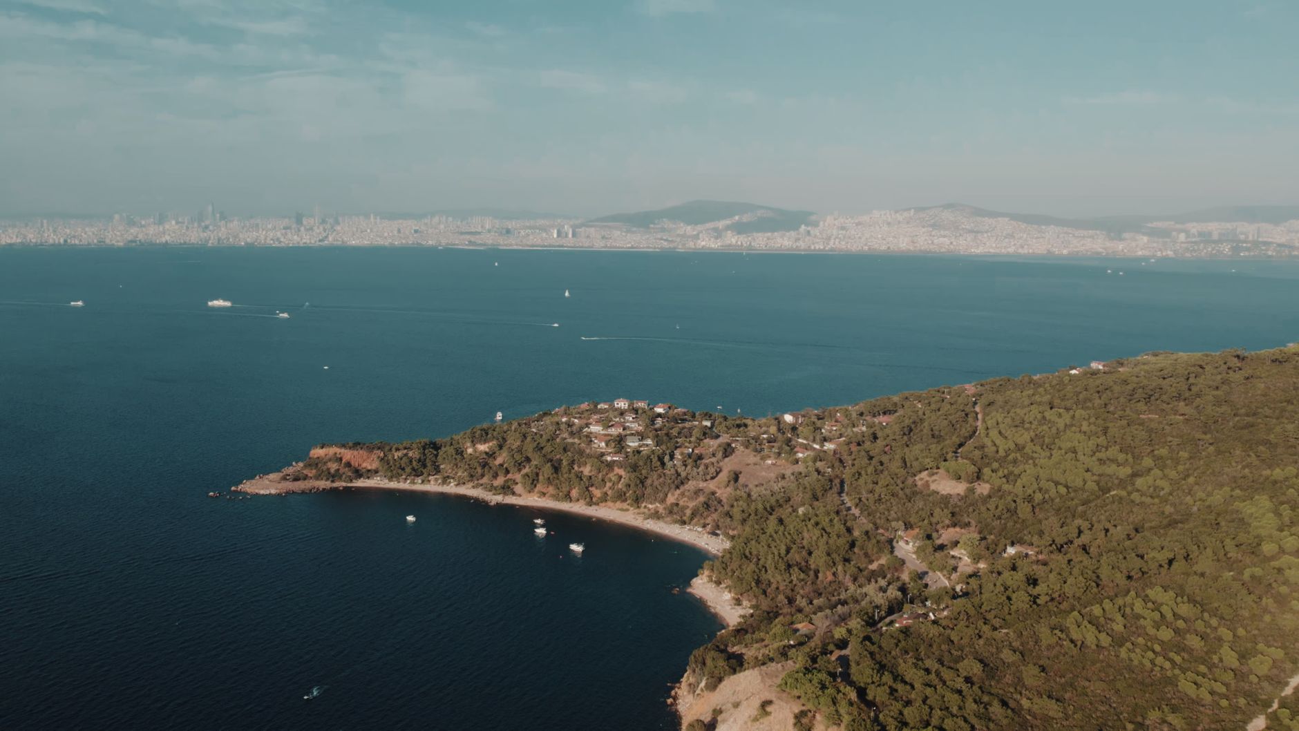 Vue aérienne de la côte boisée et paisible de Sedef Adasi.