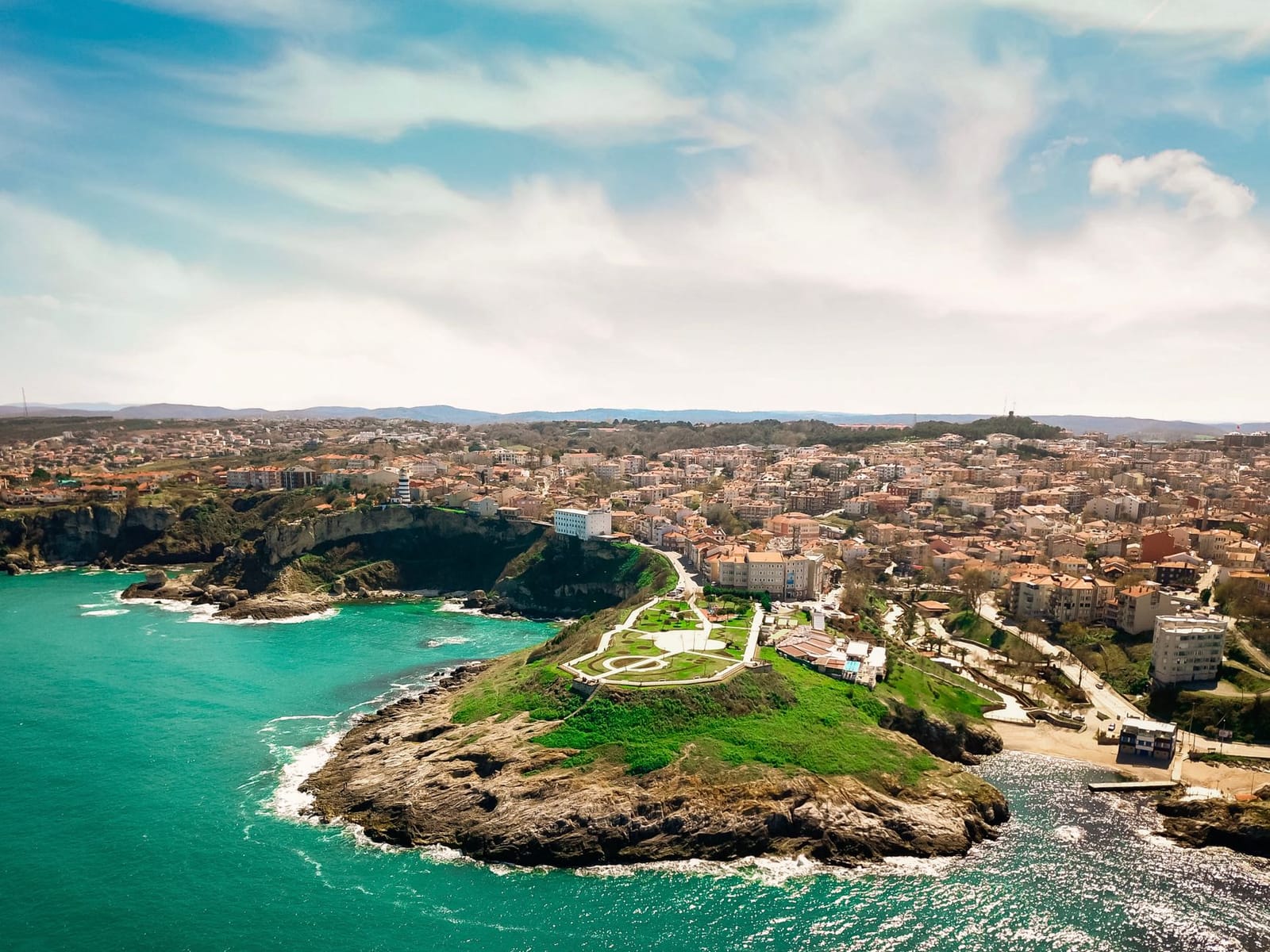 Vue aérienne panoramique de la côte rocheuse et de la ville de Şile.