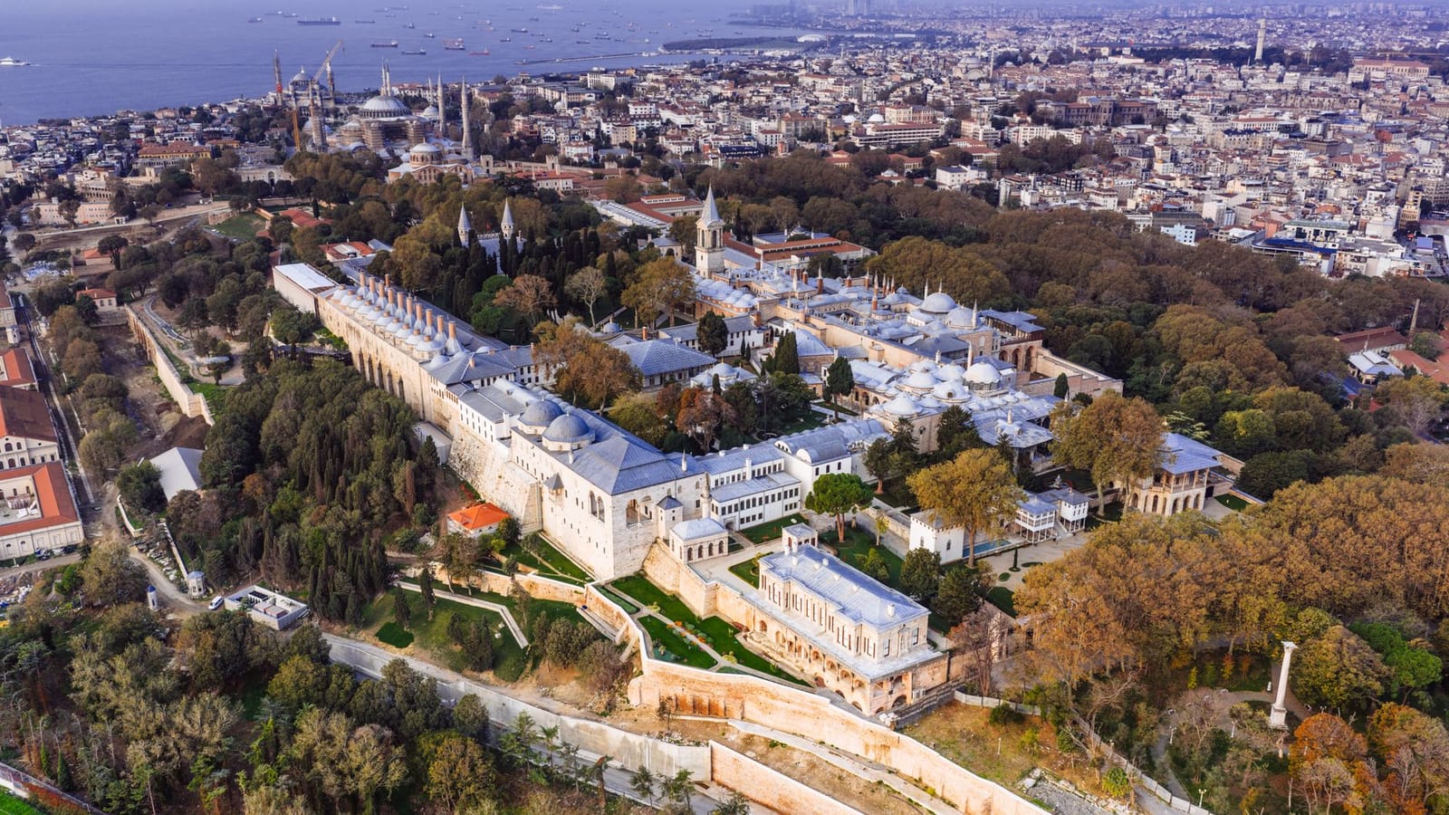 Vue aérienne panoramique sur le complexe historique du palais de Topkapı à Istanbul.