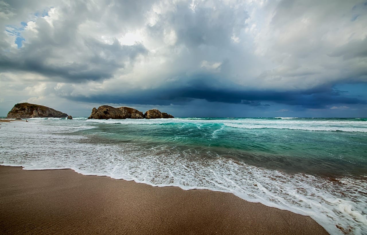 Plage sauvage et vagues de la mer Noire le long du littoral d'Ağva.