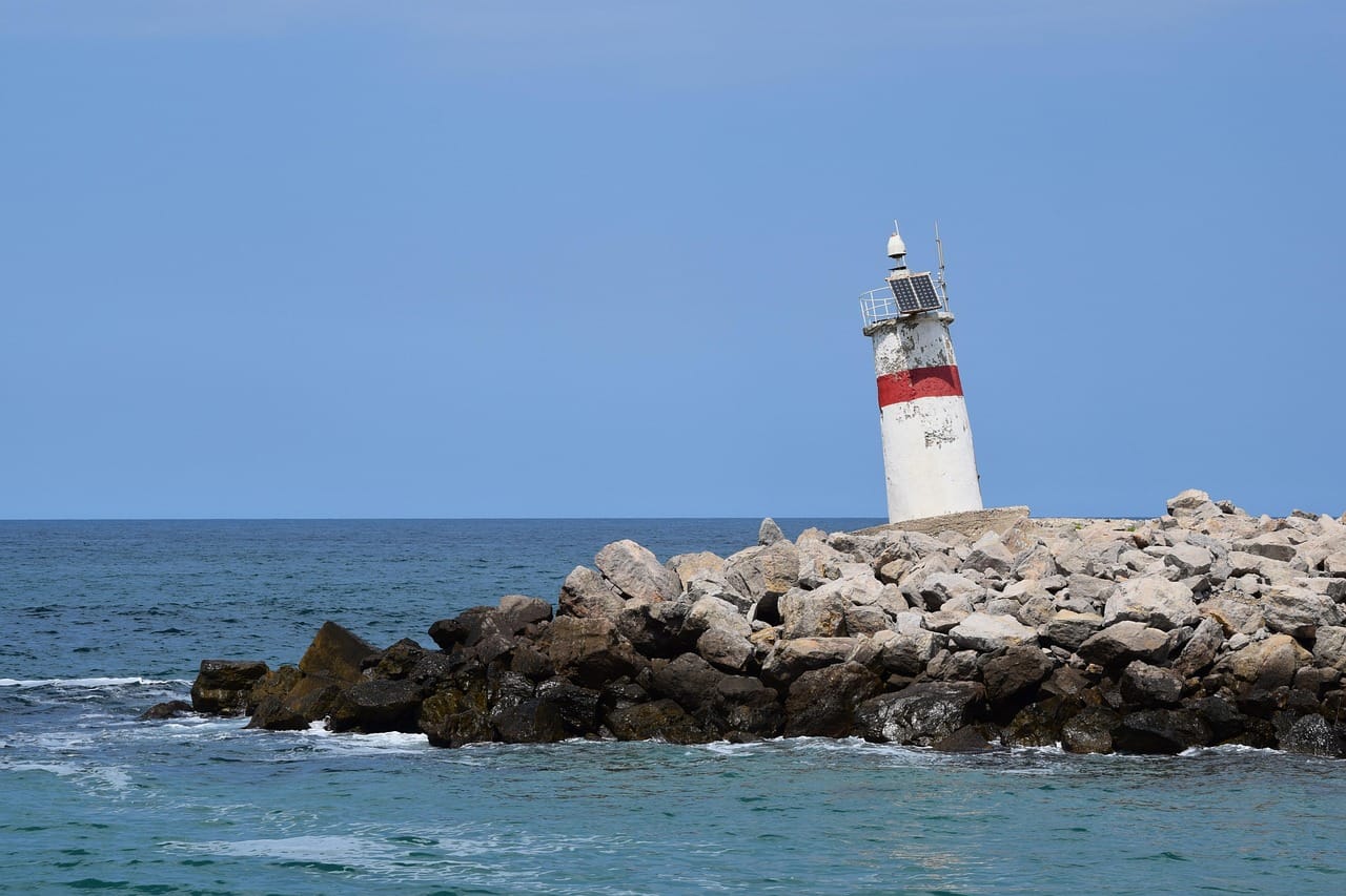 Un phare côtier dressé sur les rochers en bordure de mer Noire.
