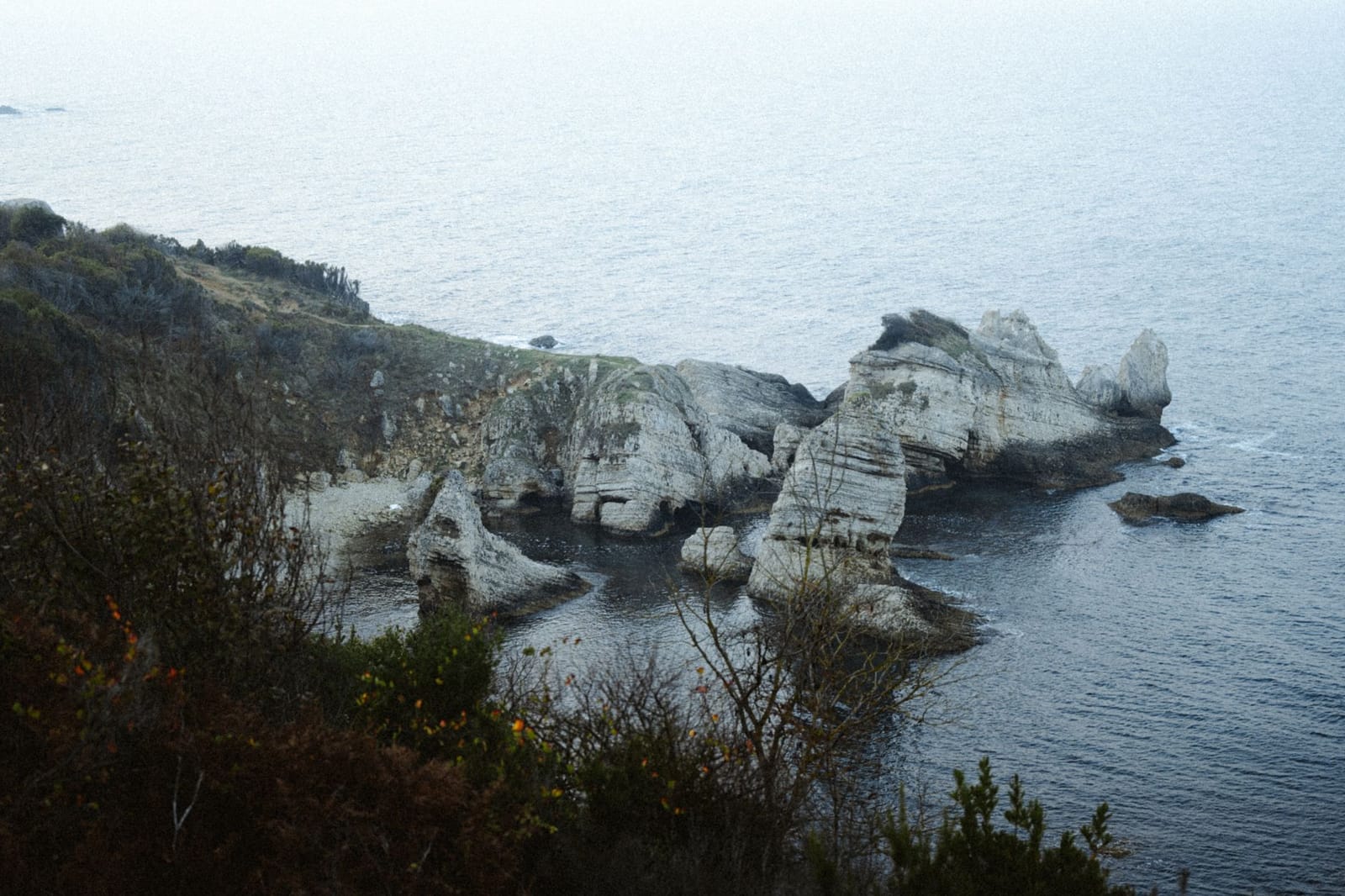 Falaises blanches et formations rocheuses bordant la mer Noire près d'Ağva.