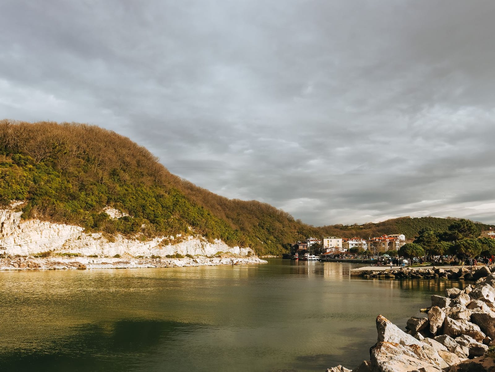 Embouchure d'une rivière et falaises rocheuses sur la côte d'Ağva.