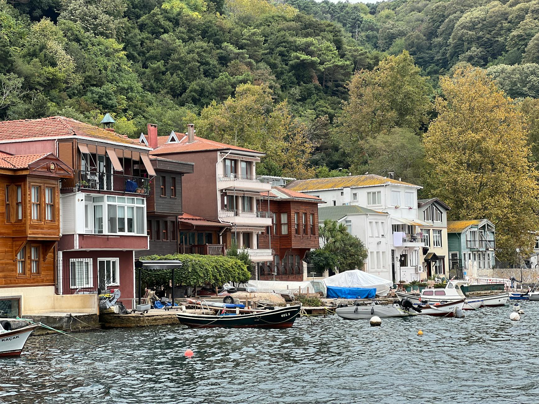 Maisons colorées et bateaux de pêche sur le front de mer d'Anadolu Kavağı.