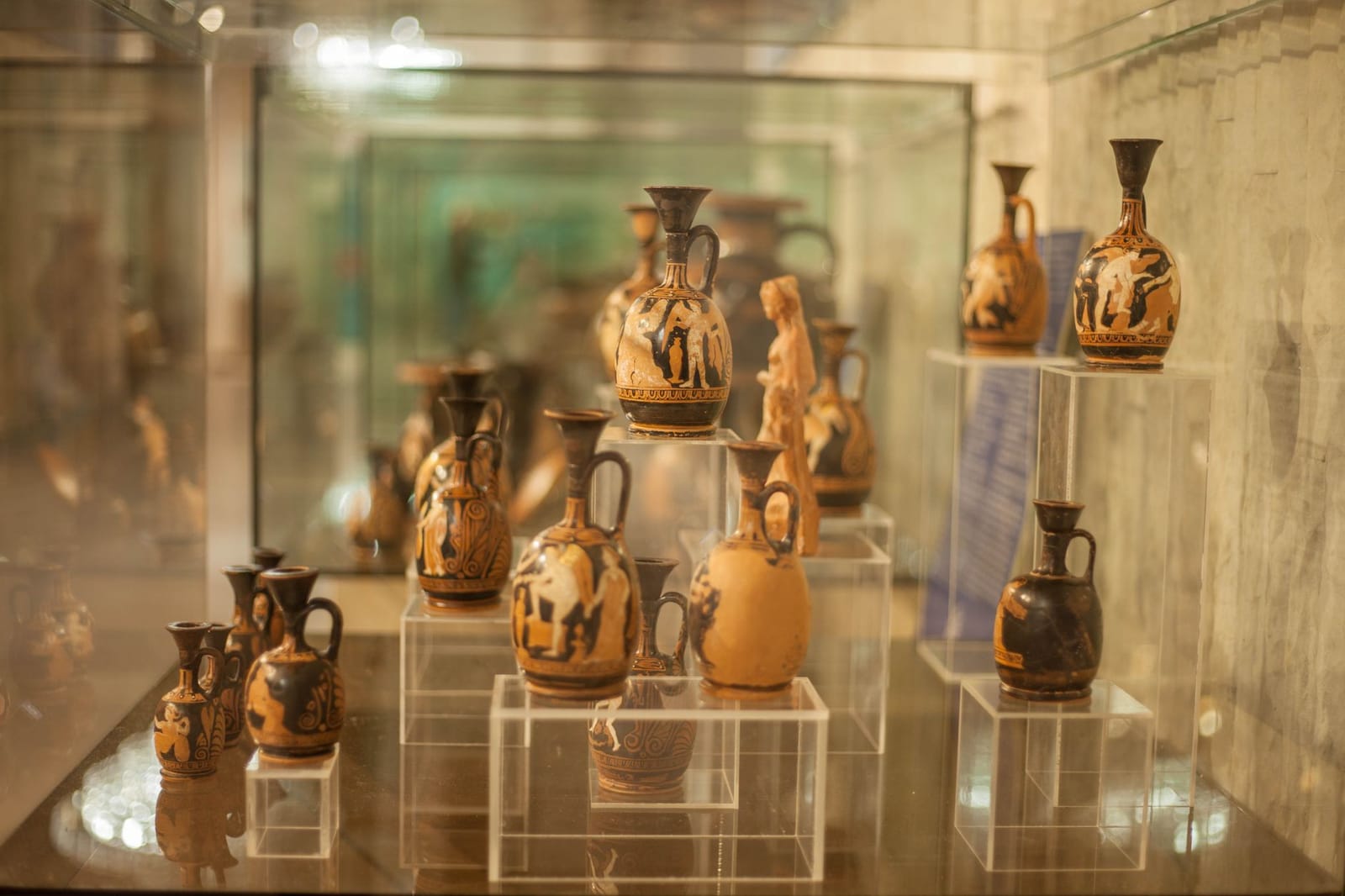 Vases antiques à figures noires exposés dans les vitrines du musée archéologique.
