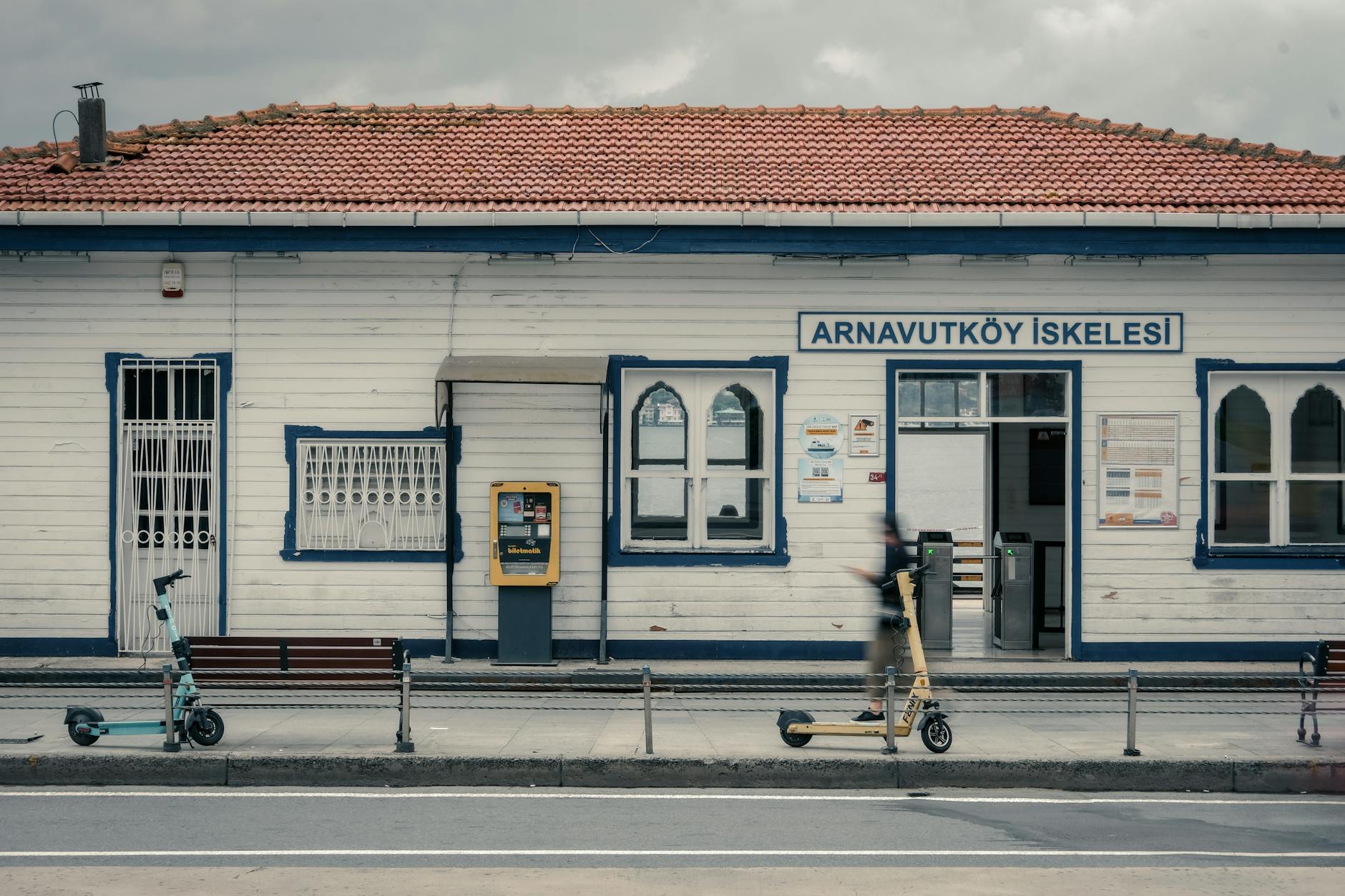 Le terminal de ferry en bois blanc d'Arnavutköy au bord du Bosphore.
