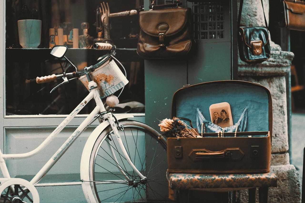 Bicyclette et maroquinerie artisanale devant la vitrine d'une boutique locale.