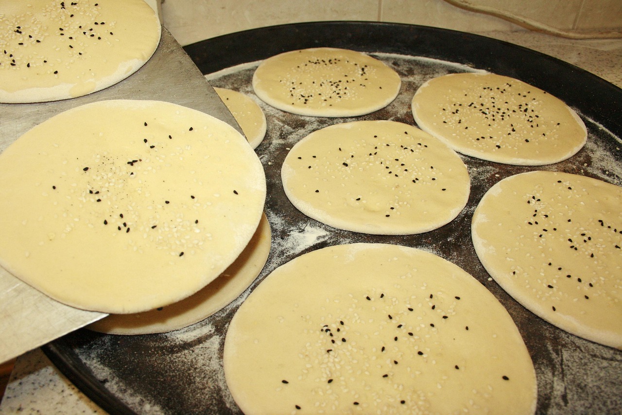 Préparation artisanale de pains turcs traditionnels pour un véritable döner kebab.