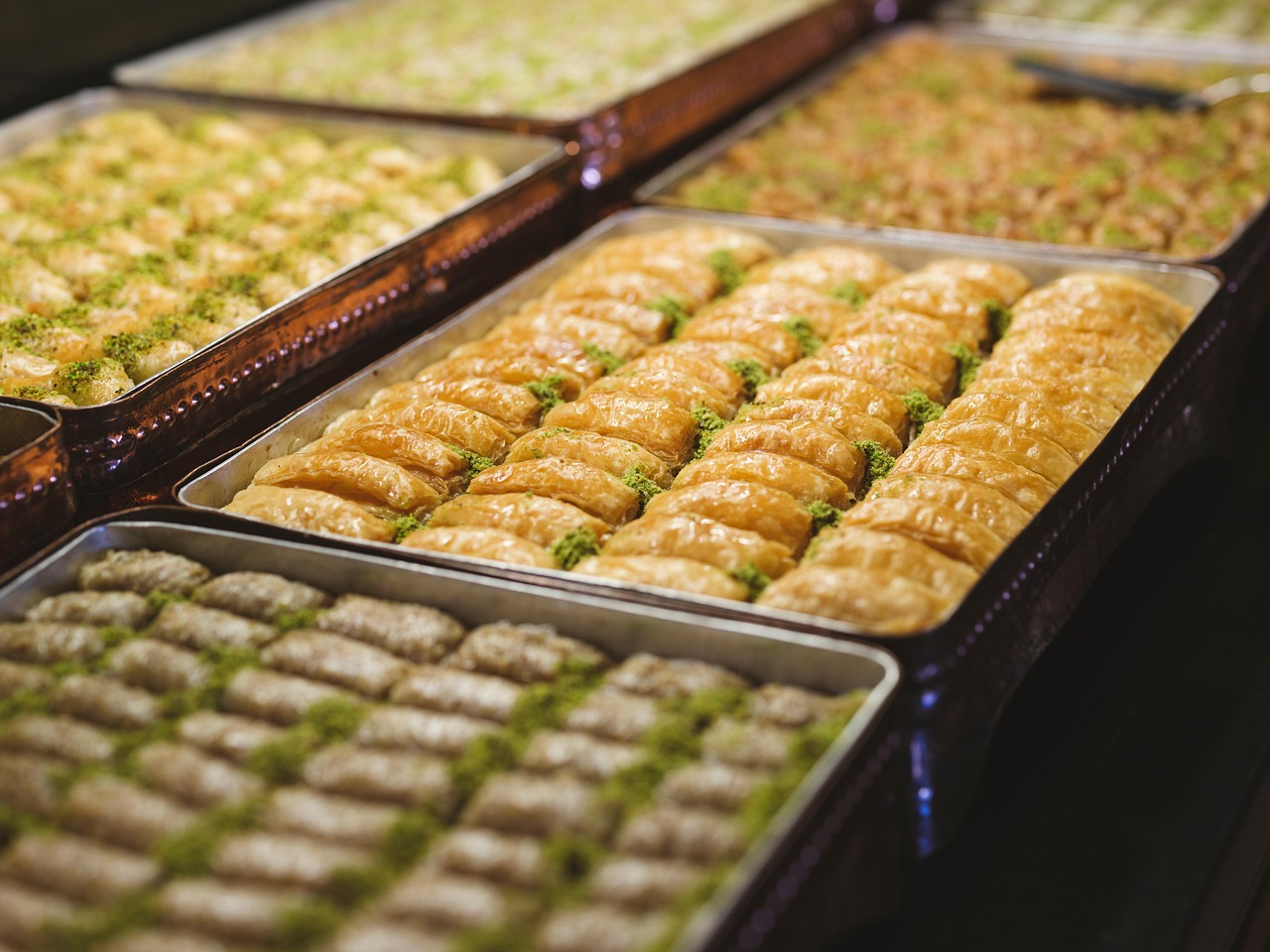 Plateaux de baklavas variés dans une pâtisserie turque traditionnelle.