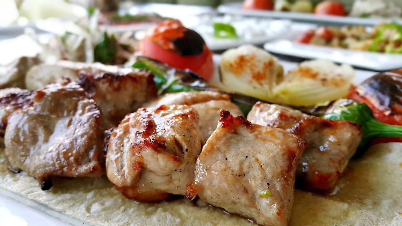 Déguster un authentique Büryan Kebab à Kadınlar Pazarı et explorer les tables de Siirt à Fatih