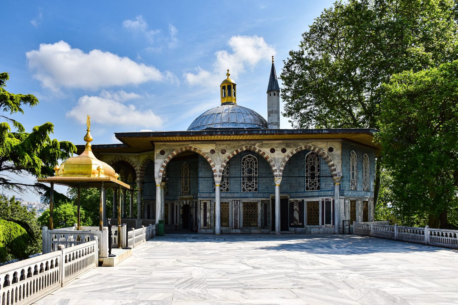 Le kiosque de Bagdad et le baldaquin doré sur l'esplanade du palais.