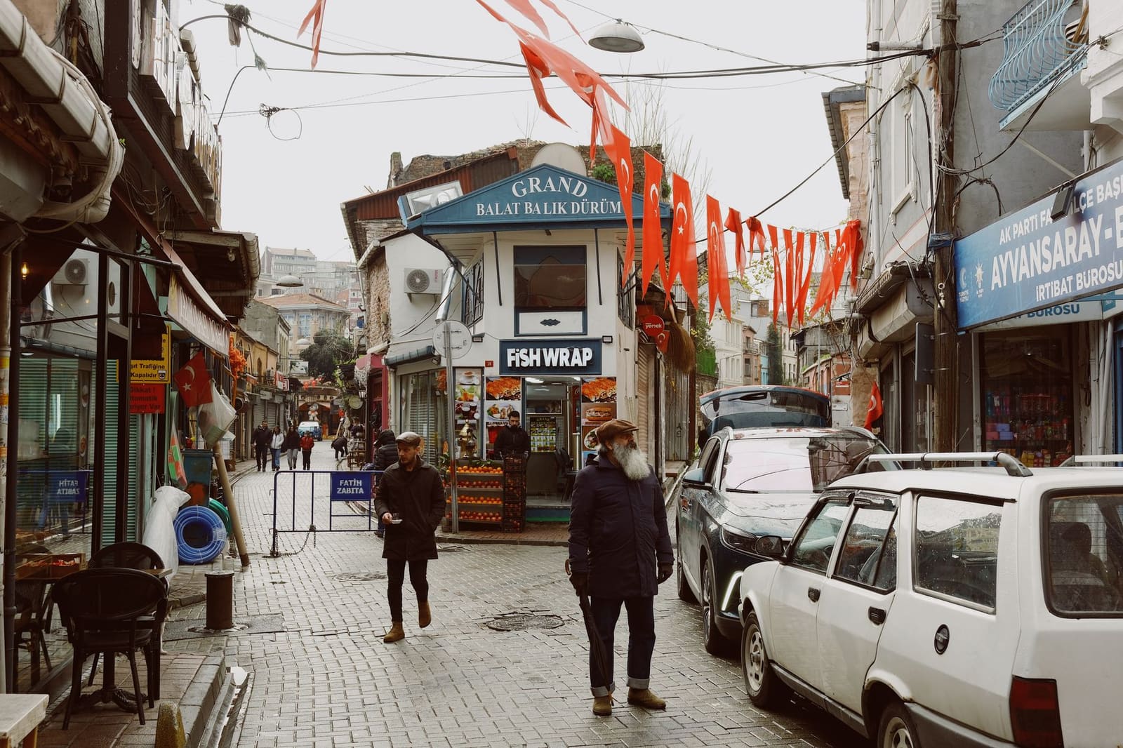 Échoppe traditionnelle de balık dürüm dans une ruelle d'Istanbul.