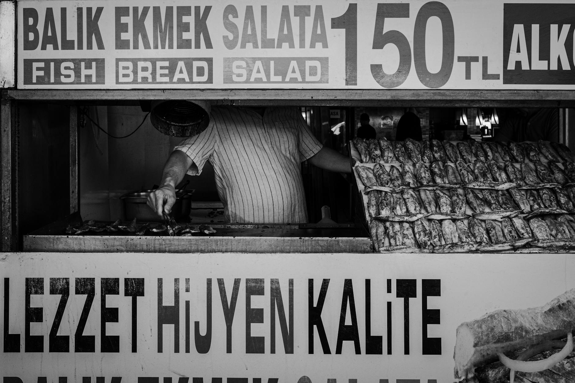 Stand de balık ekmek affichant les prix du célèbre sandwich au poisson local.