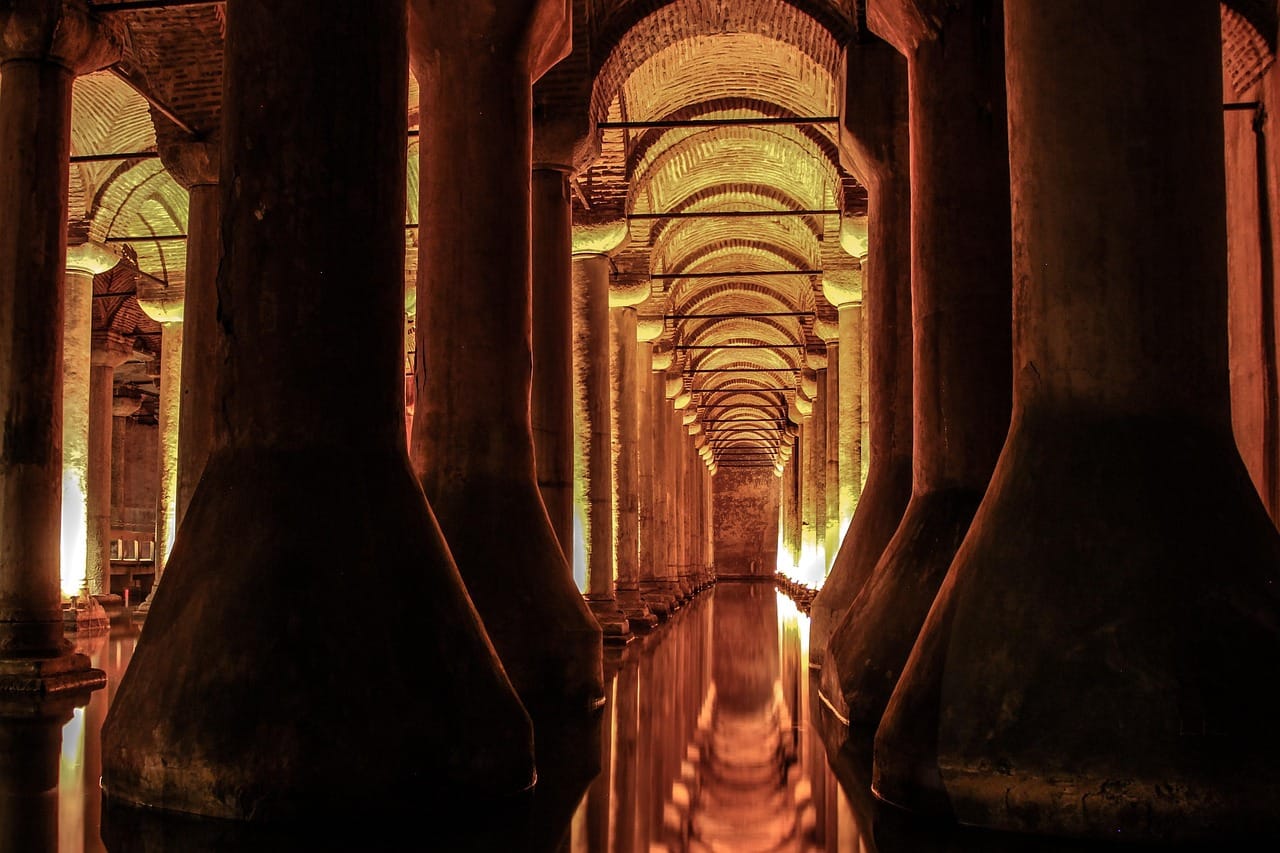 Perspective sur les voûtes et piliers de la Citerne Basilique d'Istanbul.