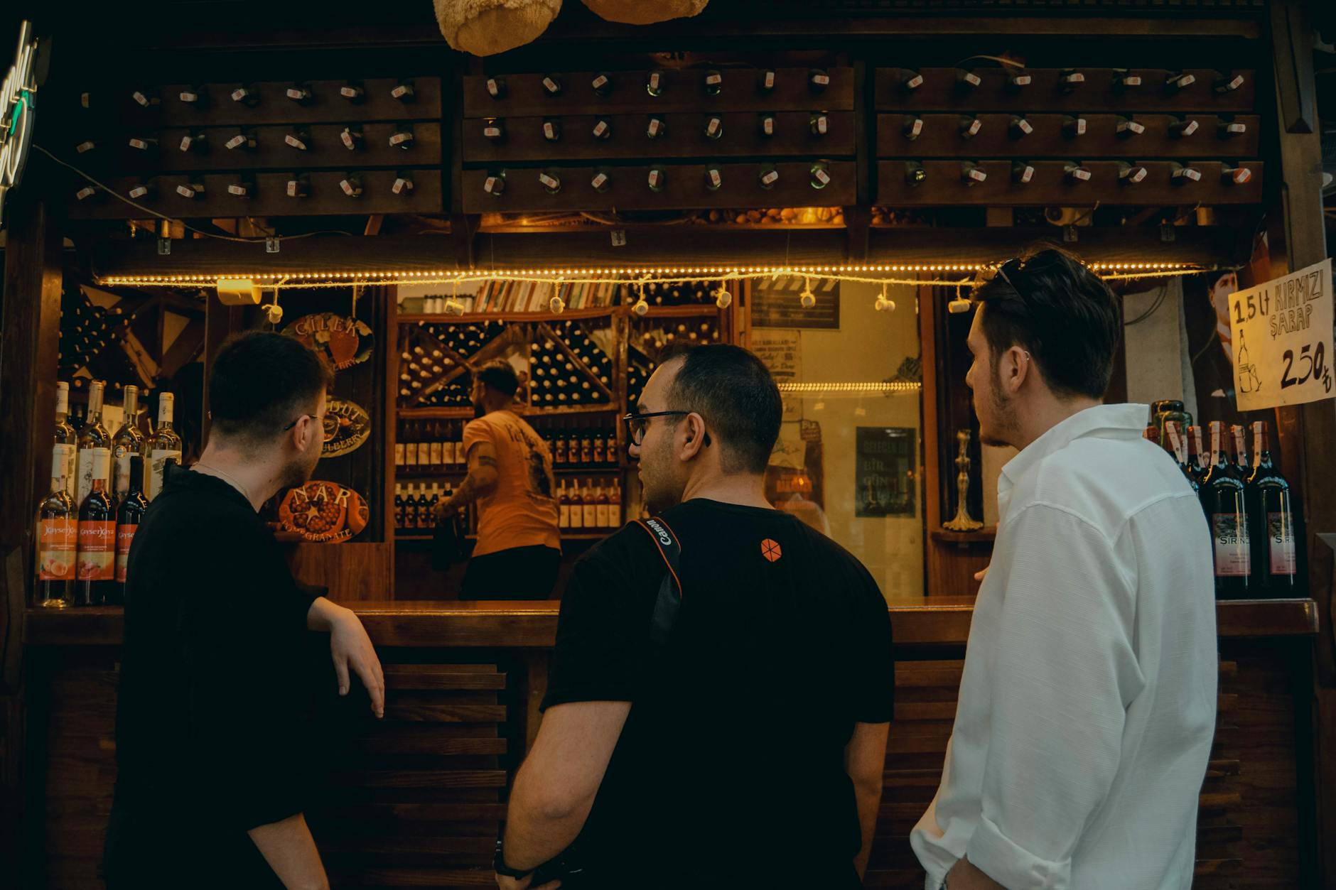 Des clients profitent de l'ambiance chaleureuse d'un bar à vins à Beyoğlu.