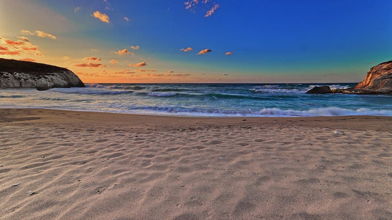 Plage sauvage et falaises rocheuses de la mer Noire près de Şile au coucher du soleil.