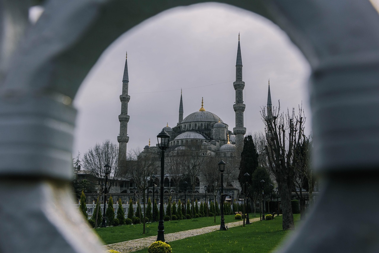Vue de la Mosquée Bleue à Istanbul à travers une arche en pierre sculptée.
