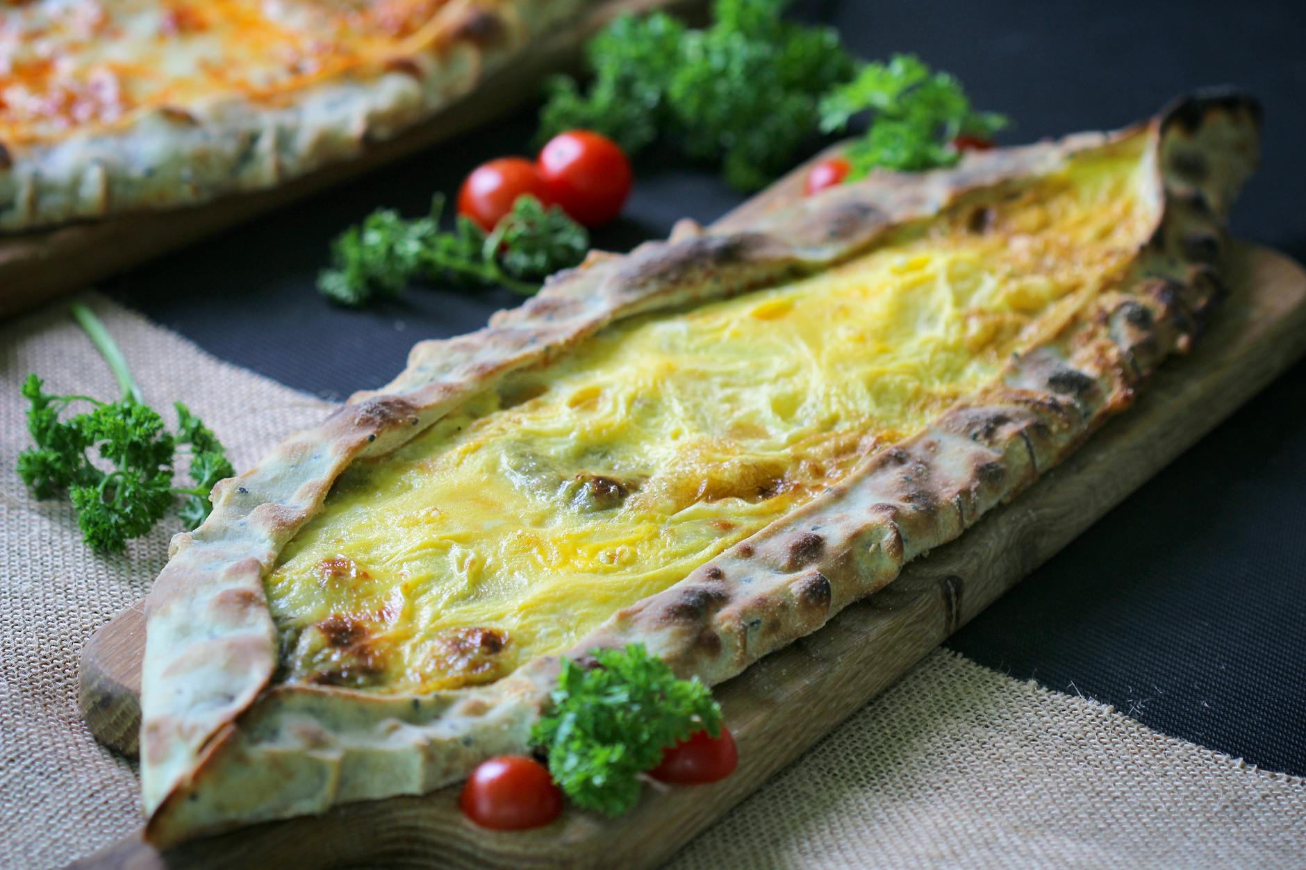 Savourer les spécialités de la Mer Noire entre le Kuymak fondant et le Pide au beurre de Beşiktaş à Üsküdar