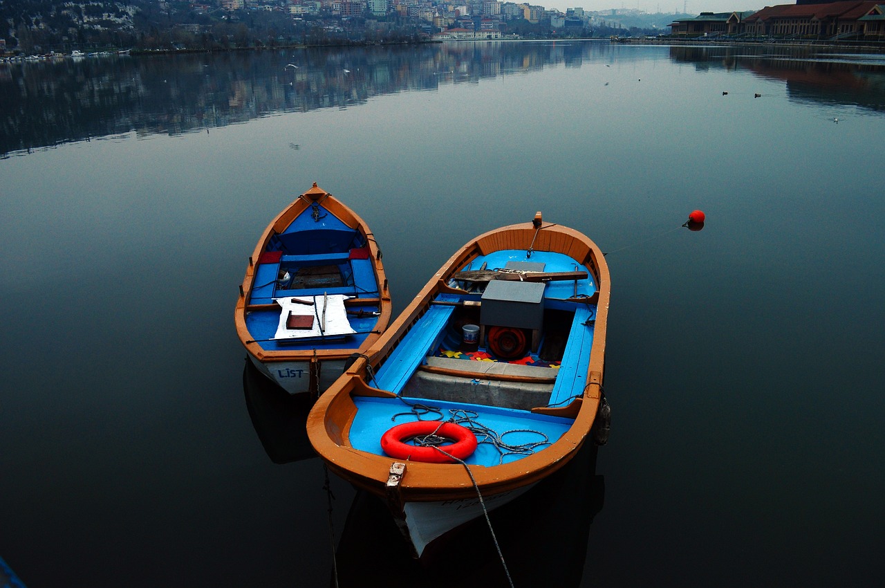 Deux barques colorées flottent sur les eaux calmes de la Corne d'Or à Eyüp.