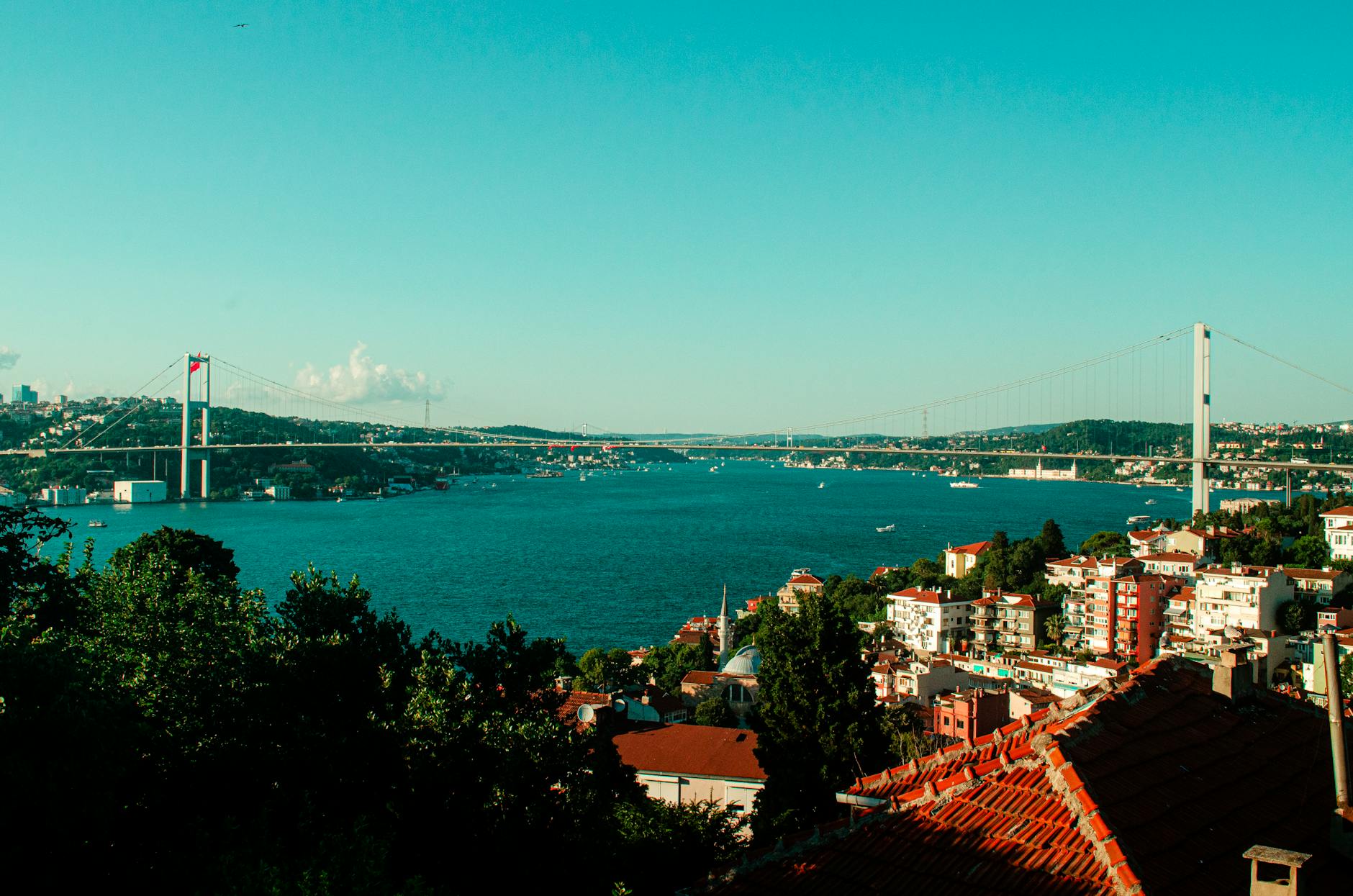 Vue panoramique du détroit du Bosphore depuis les collines de la rive asiatique.