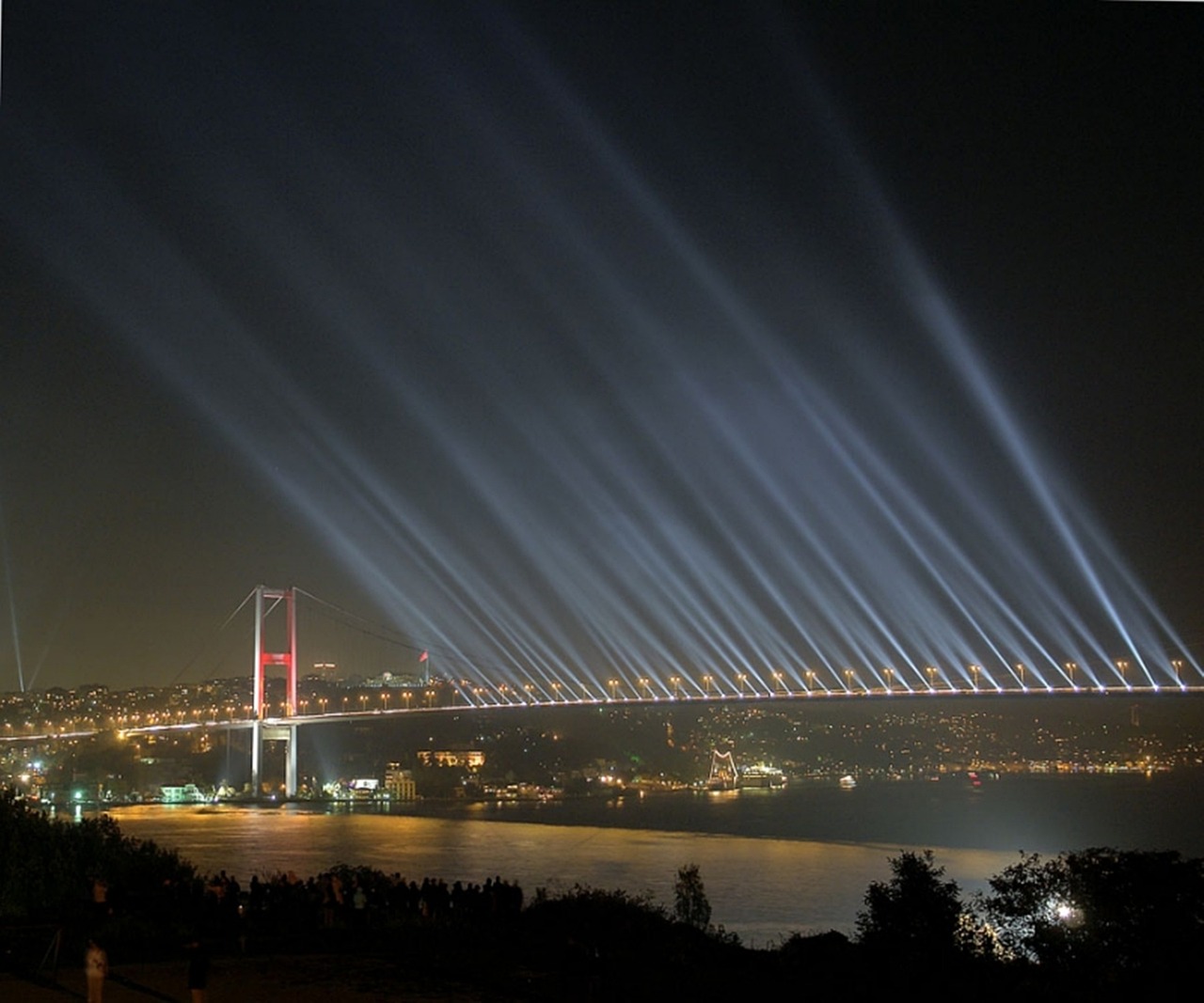 Le pont du Bosphore illuminé de nuit reliant les quartiers de Beylerbeyi et Ortaköy.
