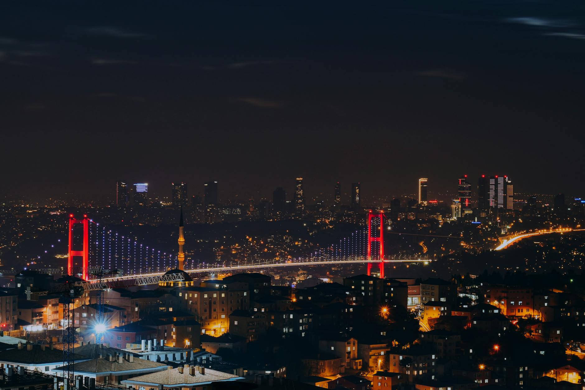 Vue nocturne panoramique du pont du Bosphore depuis les collines d'Istanbul.