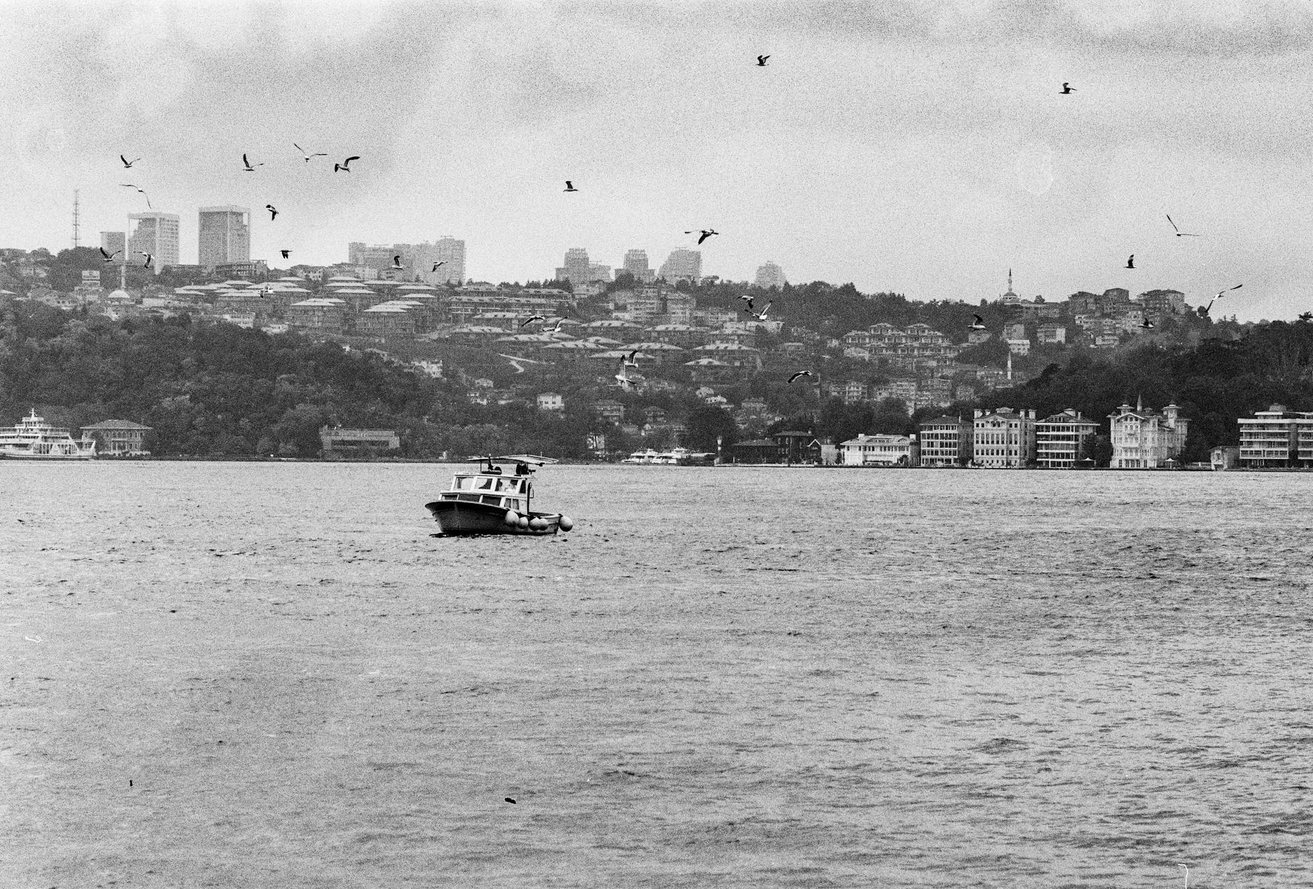 Rives pittoresques du Bosphore bordées de yalis traditionnels entre Yeniköy et Tarabya.