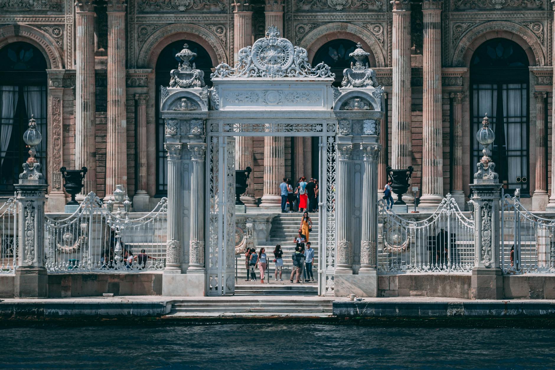 La porte monumentale du palais de Dolmabahçe s'ouvrant sur les eaux calmes du Bosphore.