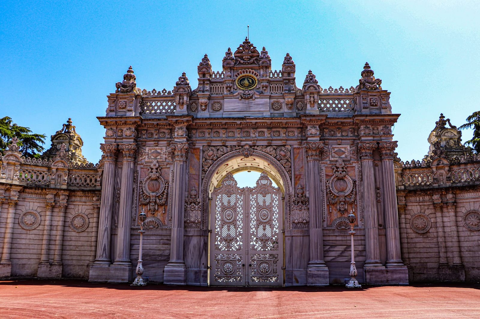 Porte principale du palais de Dolmabahçe sous le soleil.