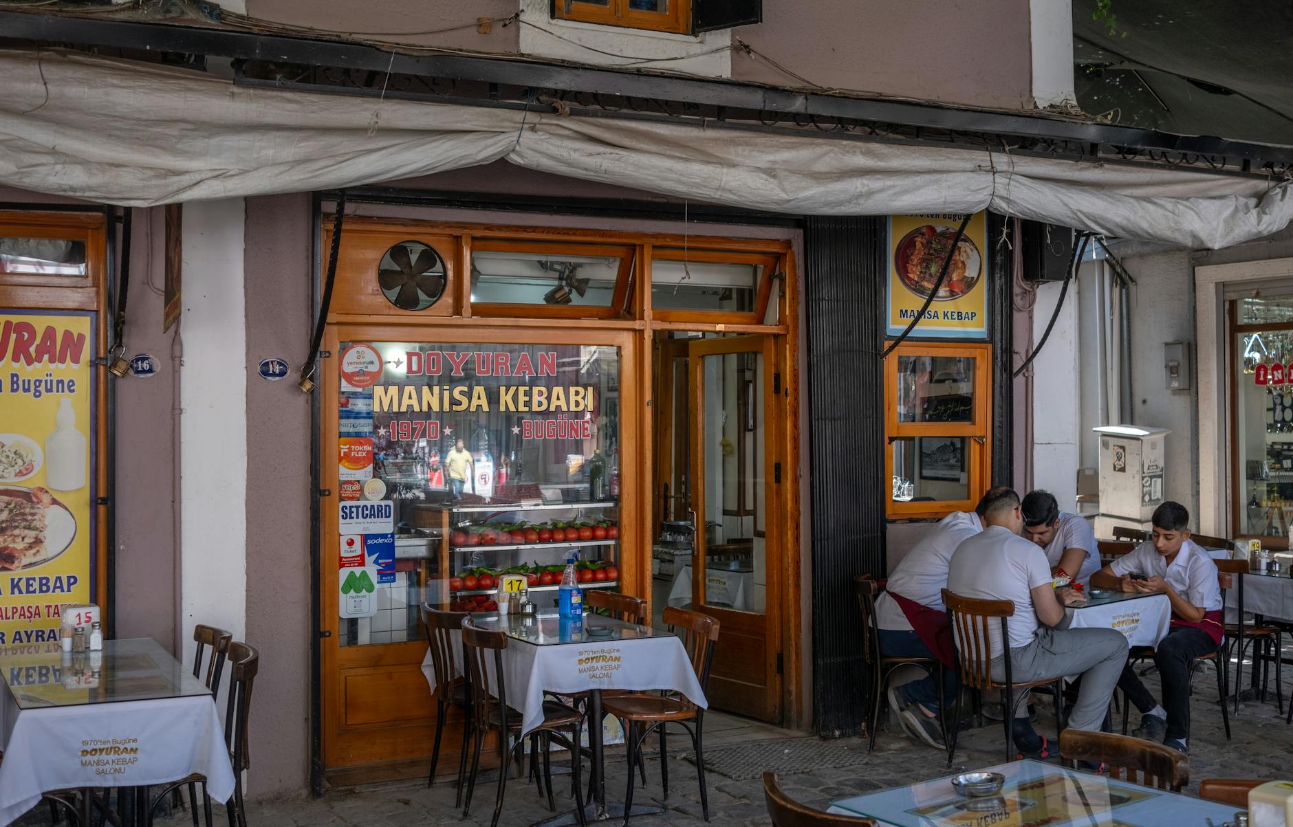 Façade historique du restaurant Doyuran Manisa Kebabi situé dans le quartier de Fatih.