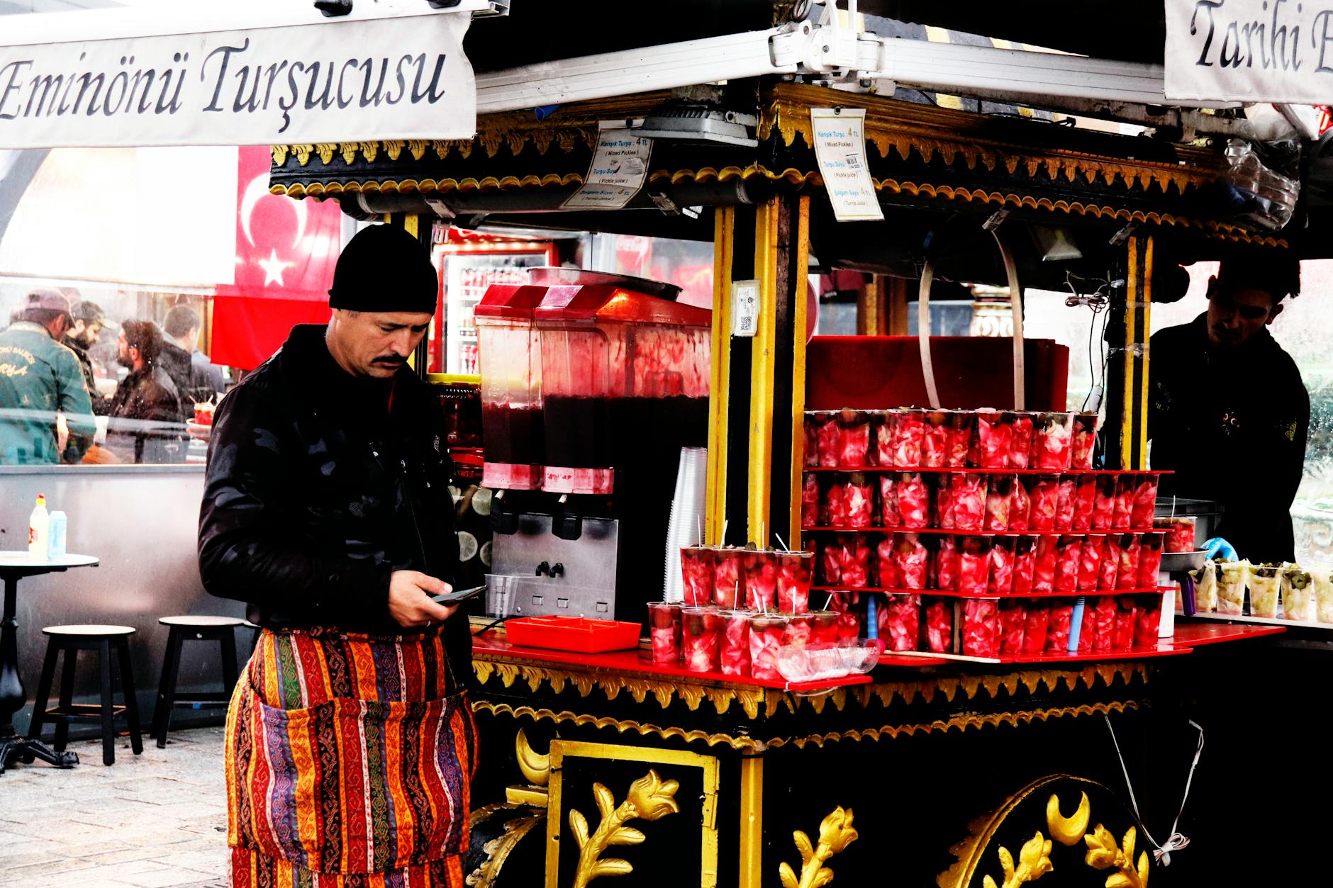 Vendeur de jus de cornichons traditionnel sur la place d'Eminönü.