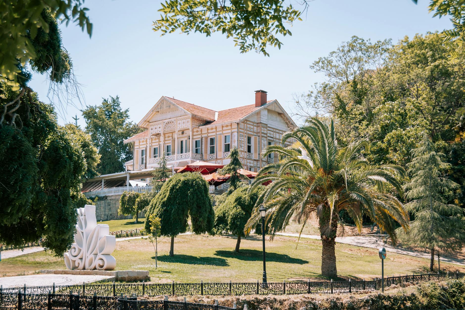 Un pavillon historique en bois entouré de jardins luxuriants dans le parc d'Emirgan.