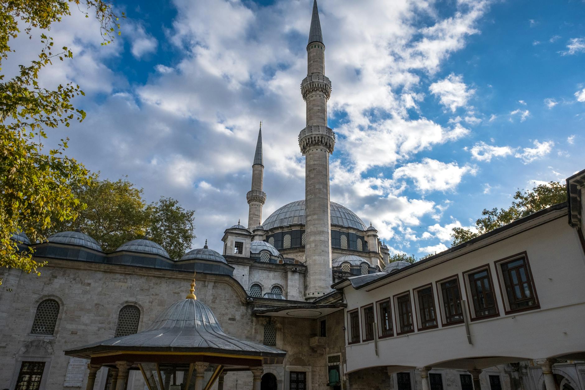 La façade majestueuse de la mosquée Eyüp Sultan sous un ciel pommelé.