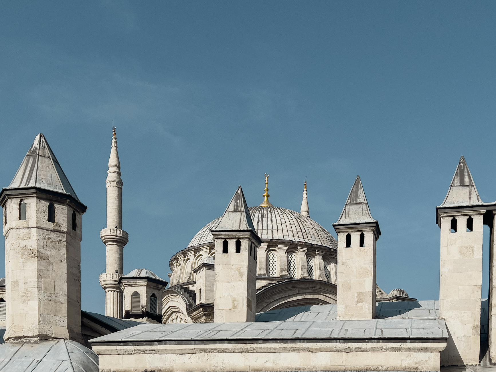 Gros plan sur l'architecture ottomane de la mosquée de Fatih à Istanbul.