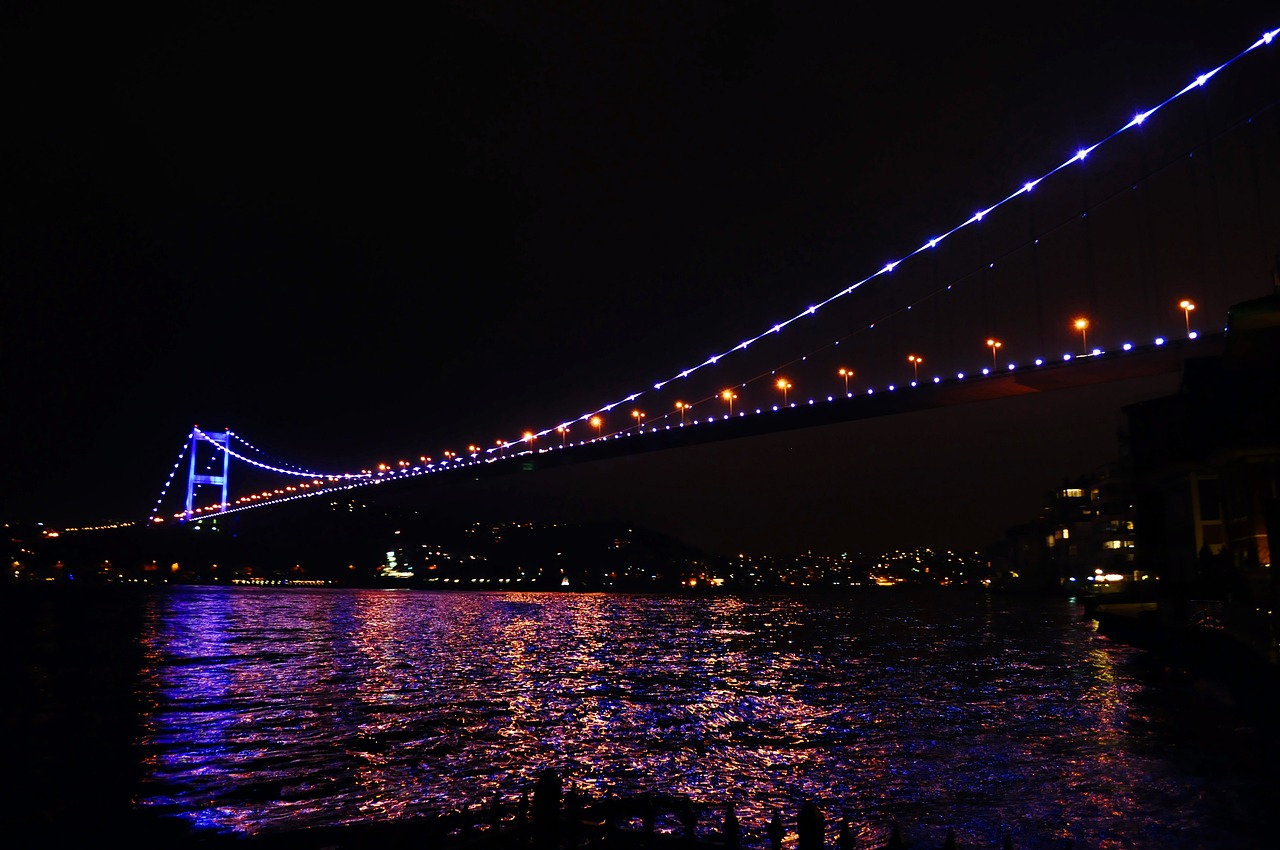 Le pont Fatih Sultan Mehmet illuminé sur le Bosphore.