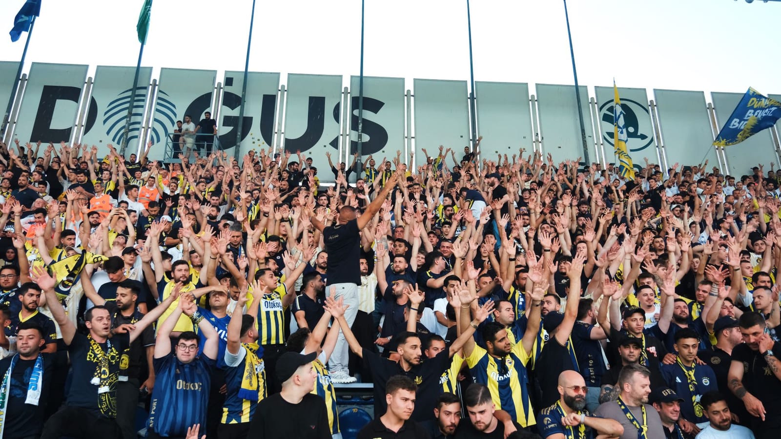 Supporters de Fenerbahçe réunis en tribune pour encourager leur équipe.