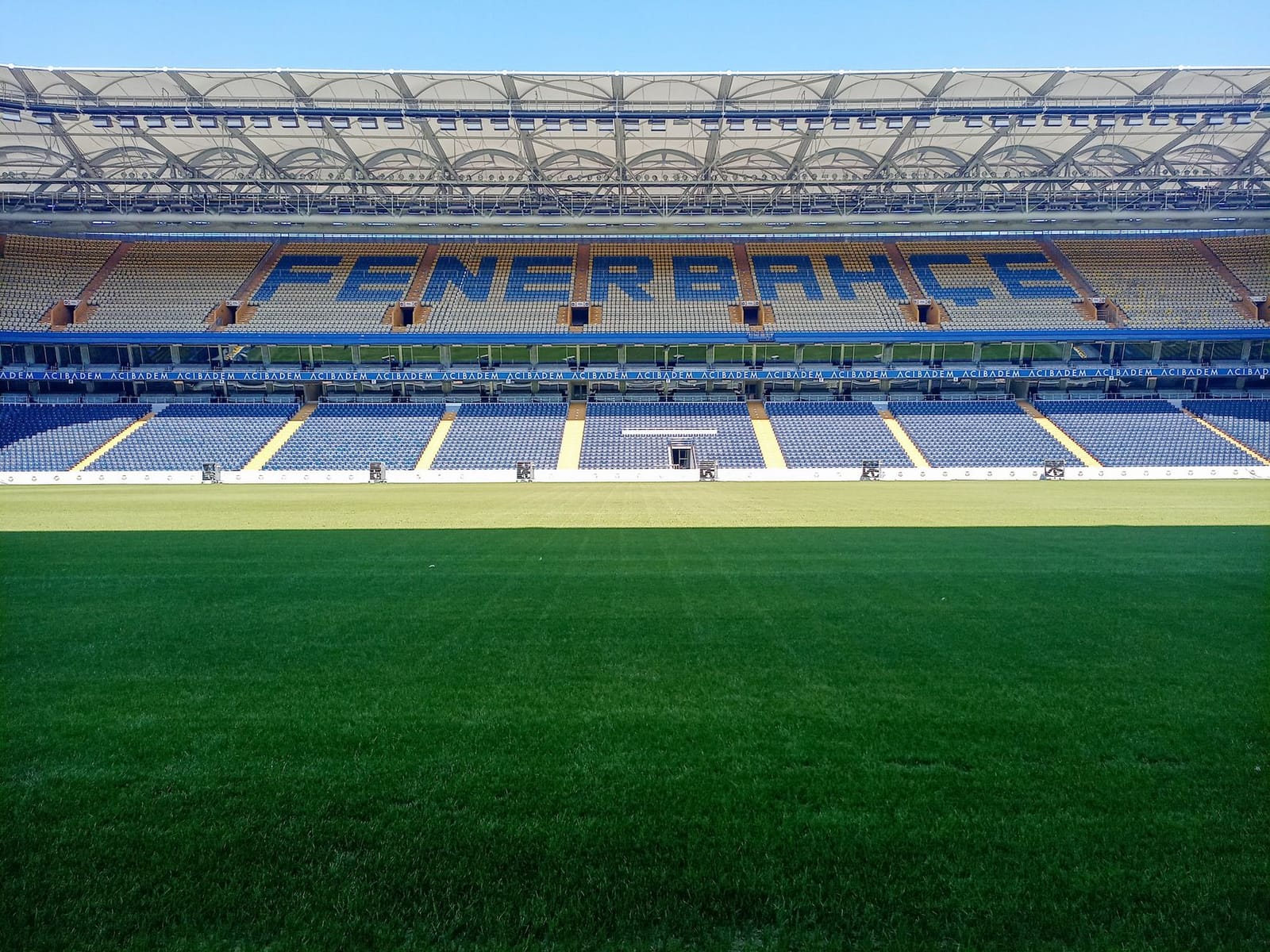Tribunes et pelouse du stade de Fenerbahçe à Istanbul.