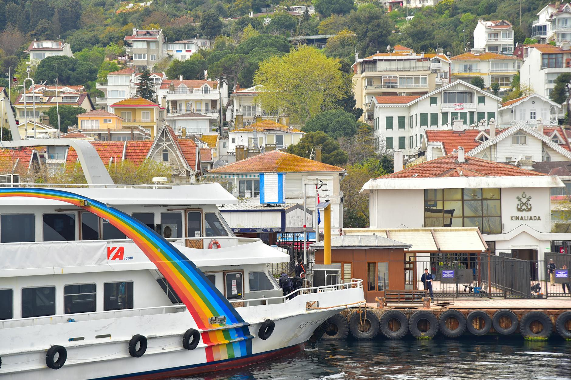 Traversée vers Kınalıada pour une balade entre criques de galets et maisons de bois