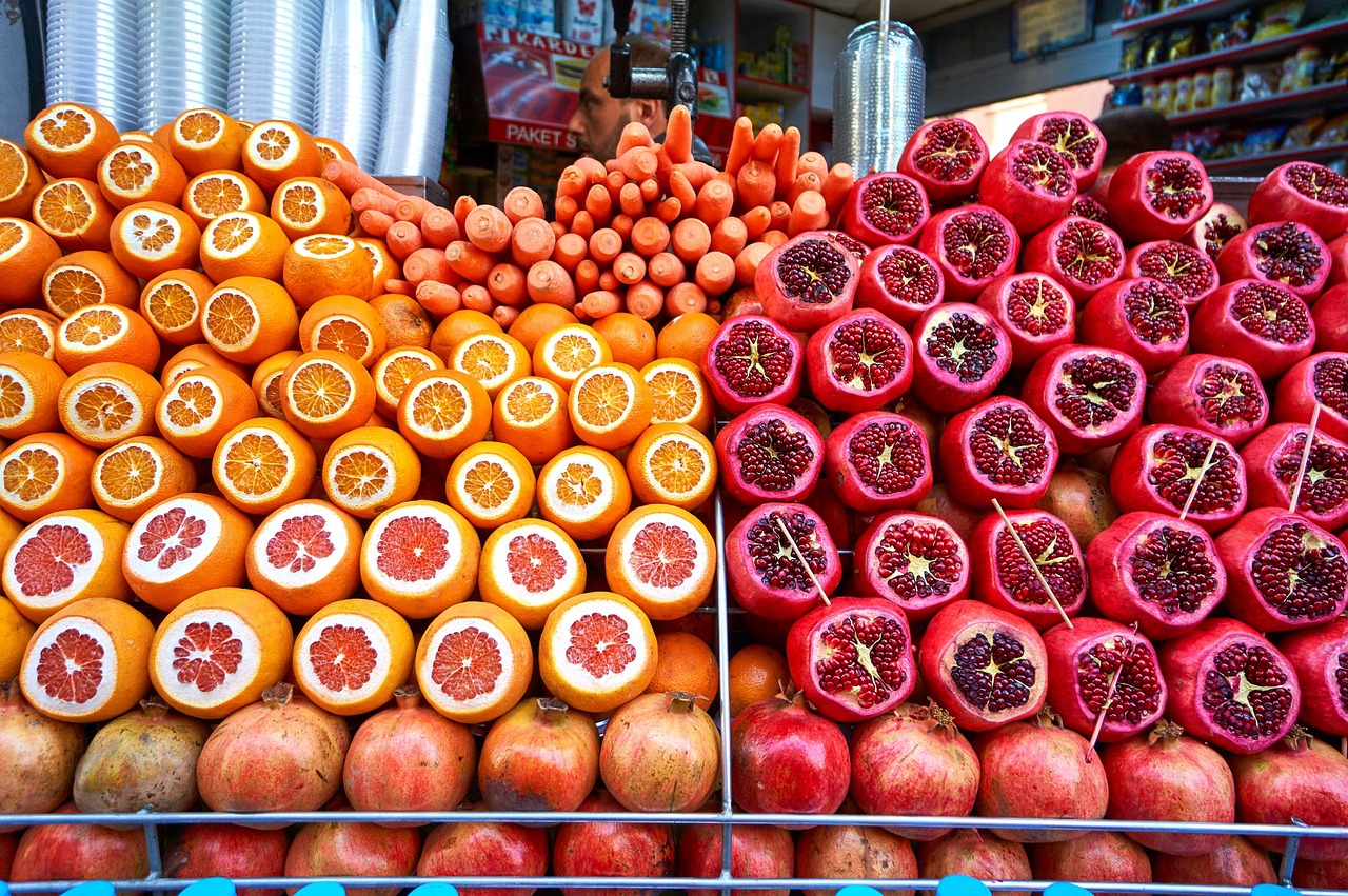 Un étal de rue présentant des midye dolma frais entourés de nombreux citrons jaunes.