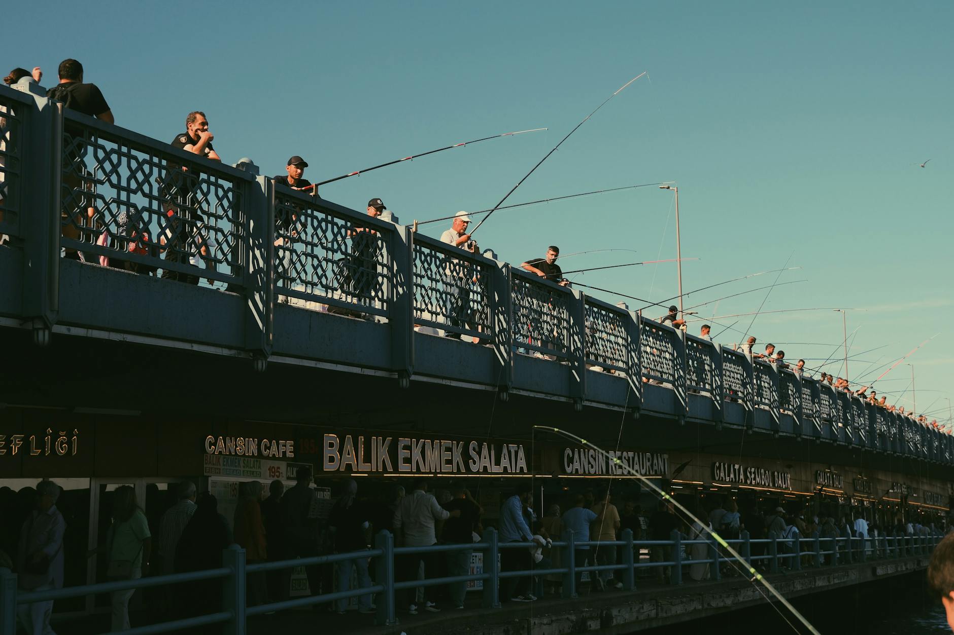 Pêcheurs sur le pont de Galata et restaurants de poissons à Karaköy.