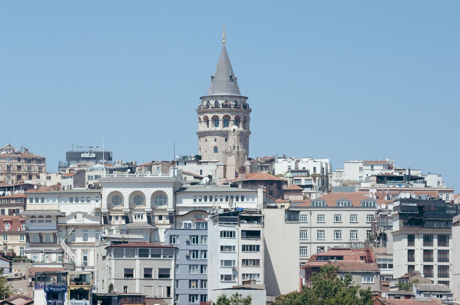 Vue panoramique sur la tour de Galata surplombant les toits d'Istanbul.