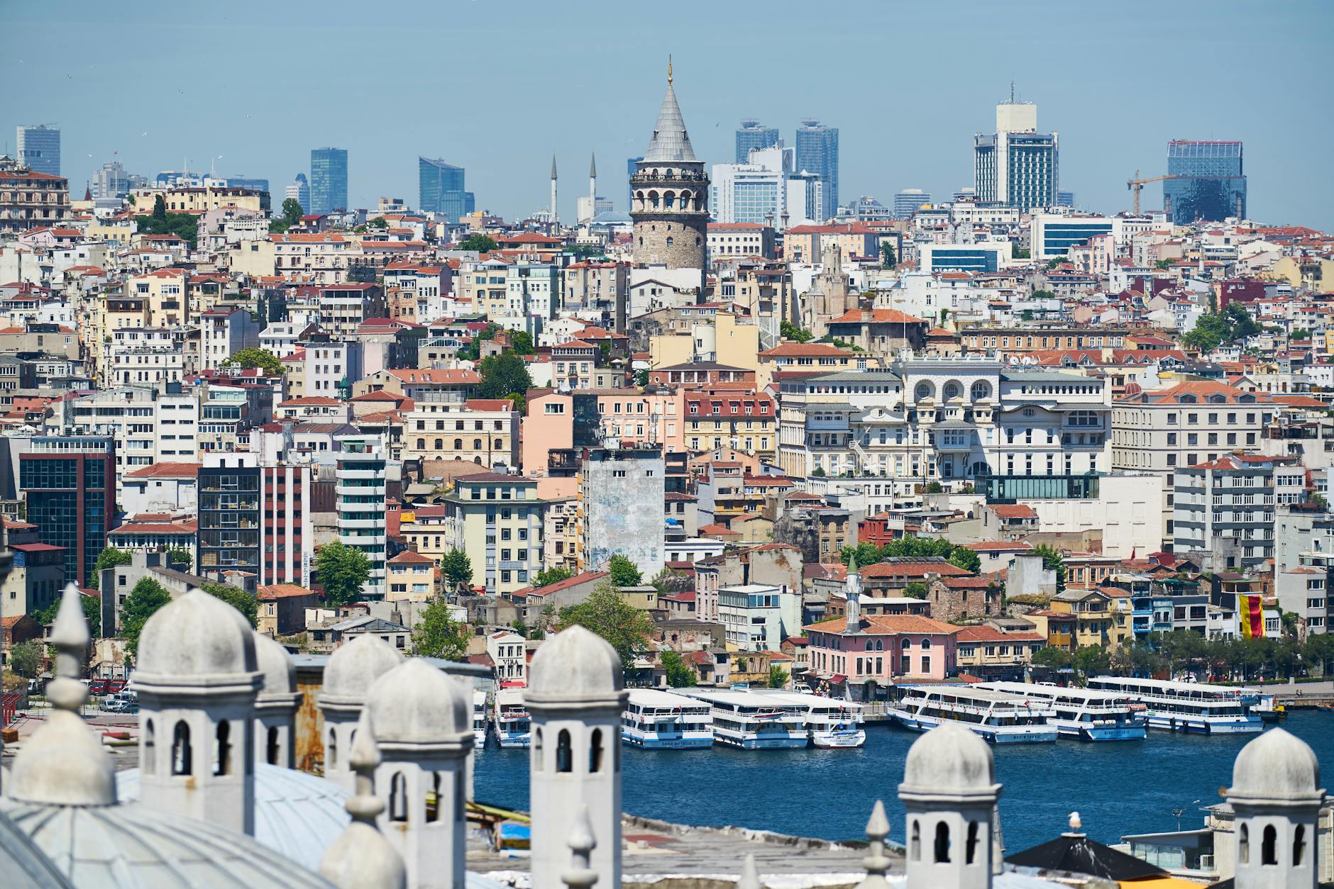 Vue panoramique d'Istanbul dominant le Bosphore, avec la célèbre Tour de Galata au centre de la ligne d'horizon.