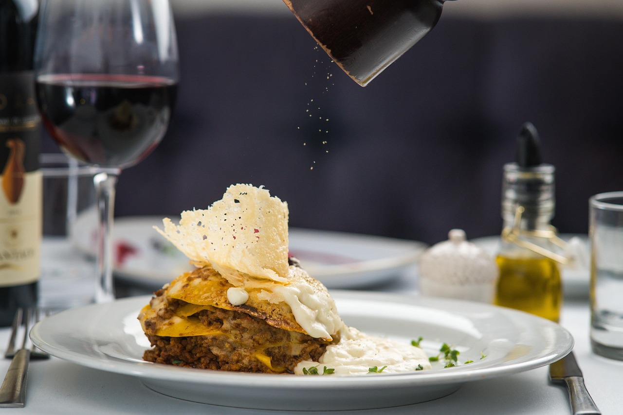 Une lasagne raffinée servie dans un restaurant étoilé Michelin d'Istanbul.