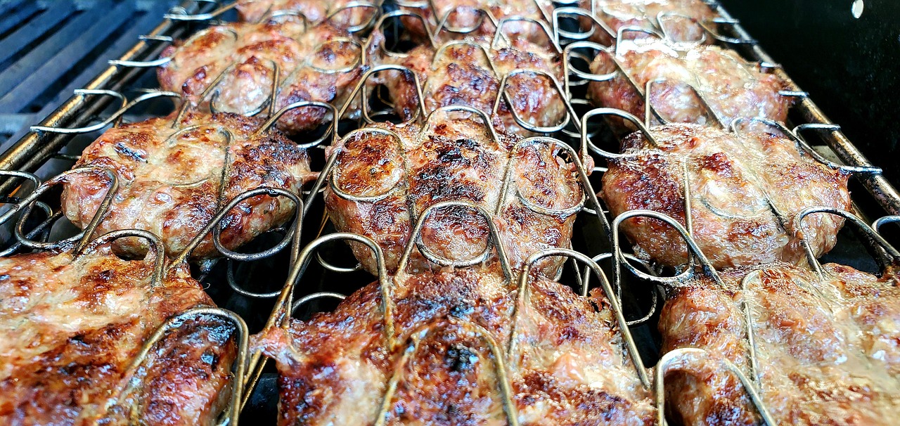 Köfte turcs traditionnels grillés sur un barbecue dans un restaurant d'Istanbul.