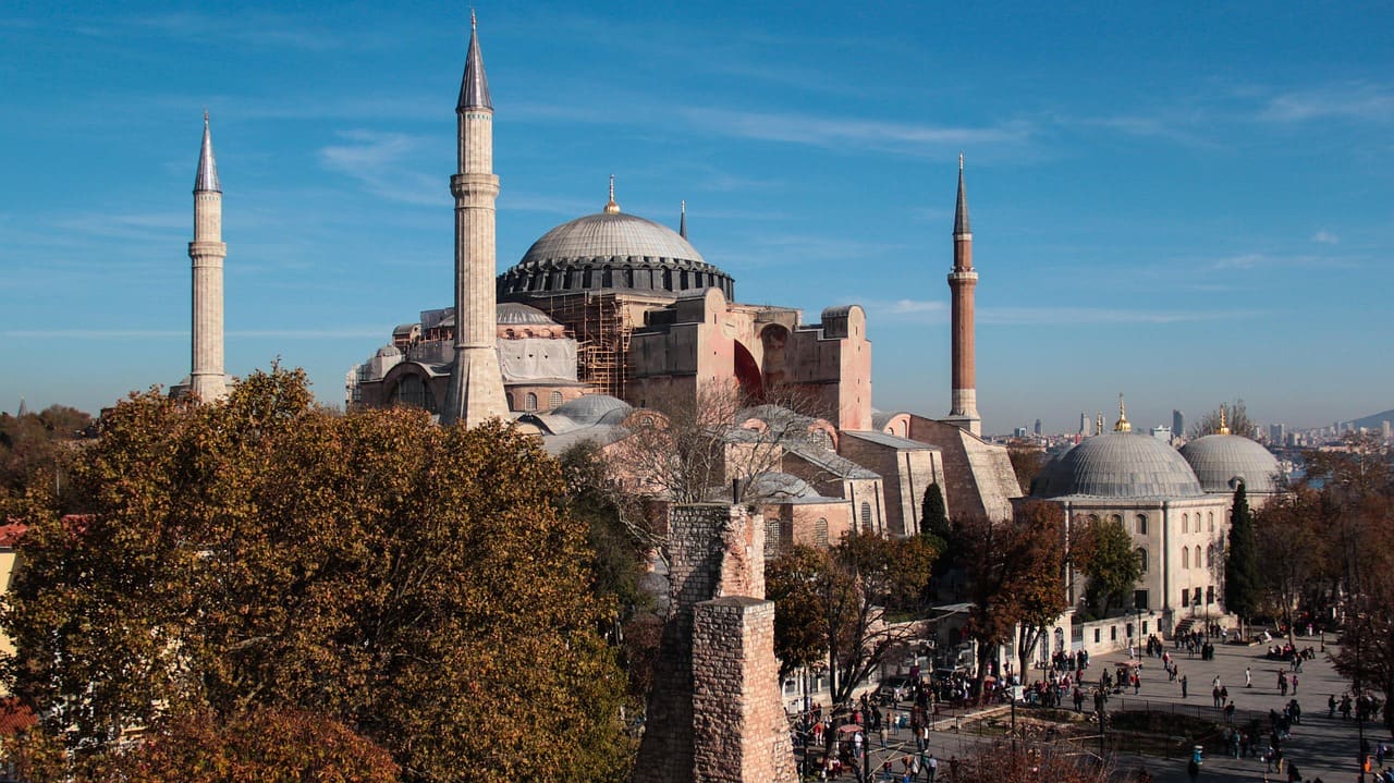 Façade extérieure et minarets de Sainte-Sophie à Istanbul sous le soleil.